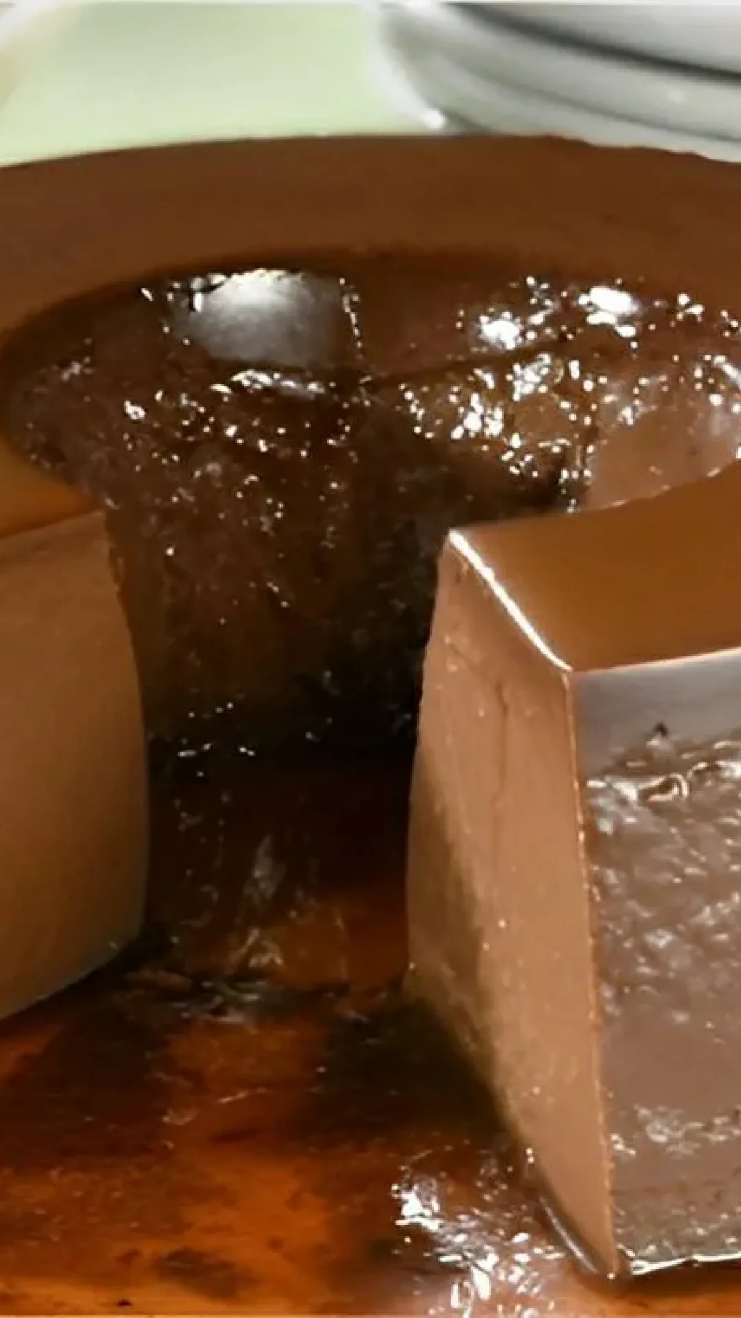 Pudim de chocolate tradicional com ovos e leite fica uma delícia e sua família vai adorar