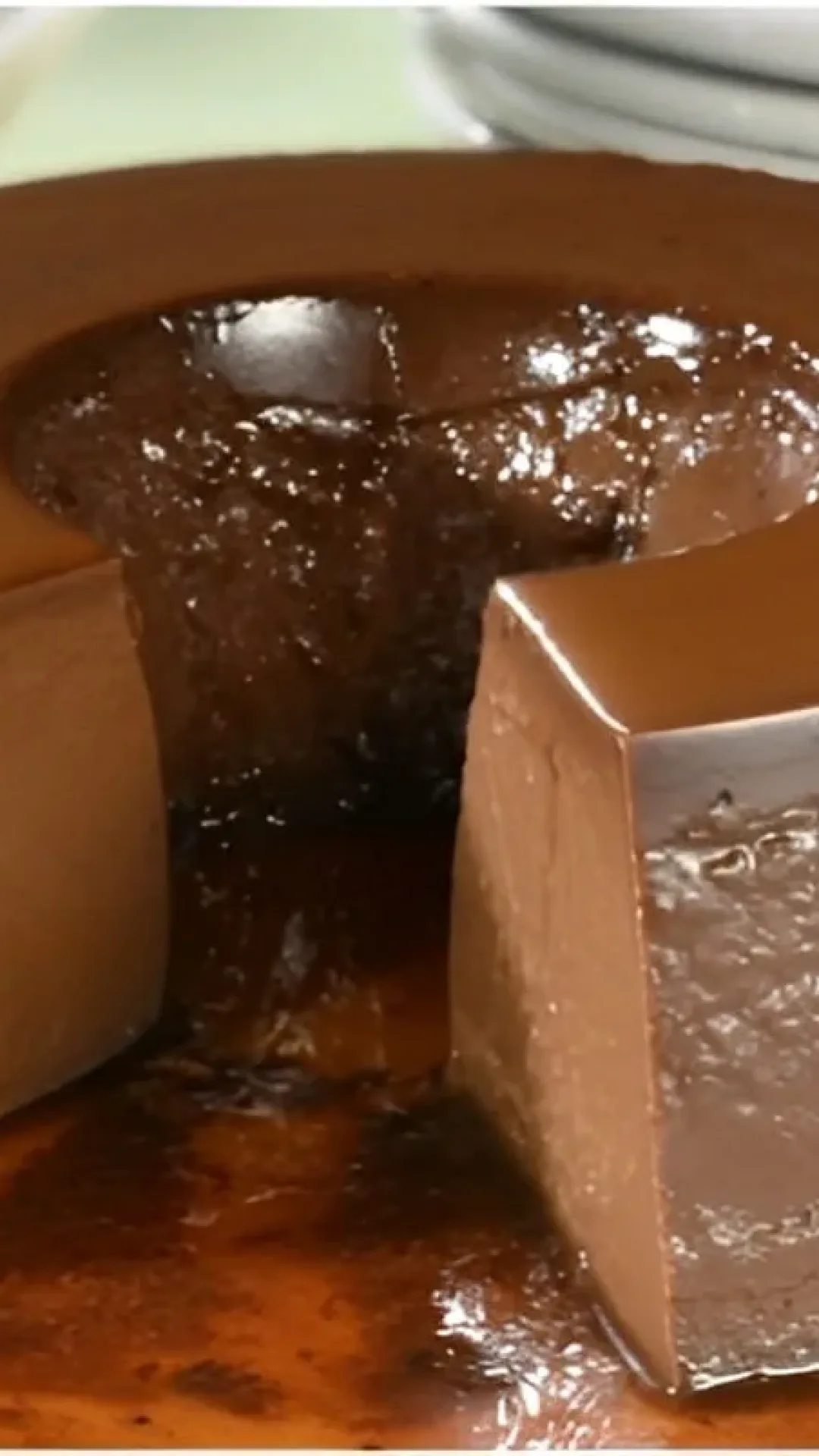Pudim de chocolate tradicional com ovos e que vai ao forno gostoso de verdade
