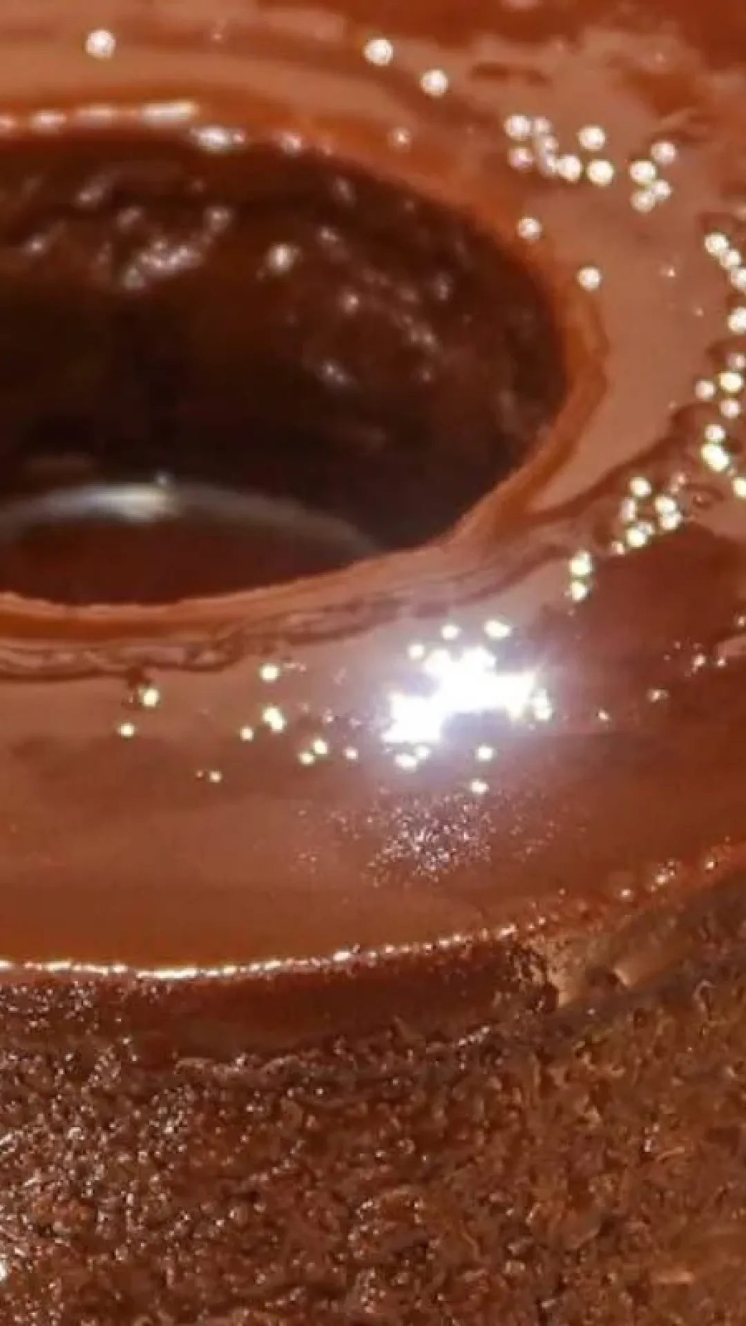 Pudim de chocolate tradicional que fica pronto rapidamente, uma sobremesa maravilhosa