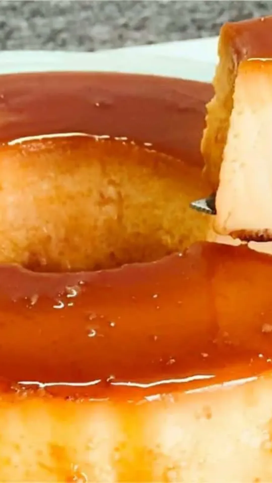Pudim de leite condensado com creme de leite assado no forno delicioso e perfeito para a sobremesa