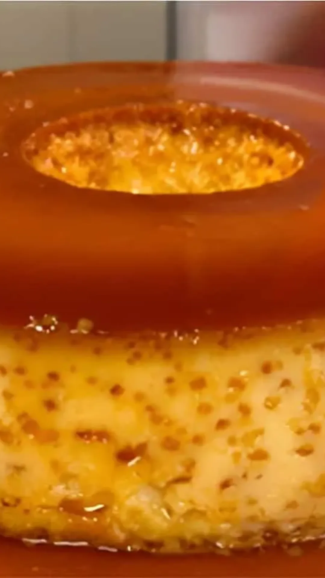 Pudim de leite condensado com furinhos uma sobremesa deliciosa para seu final de semana