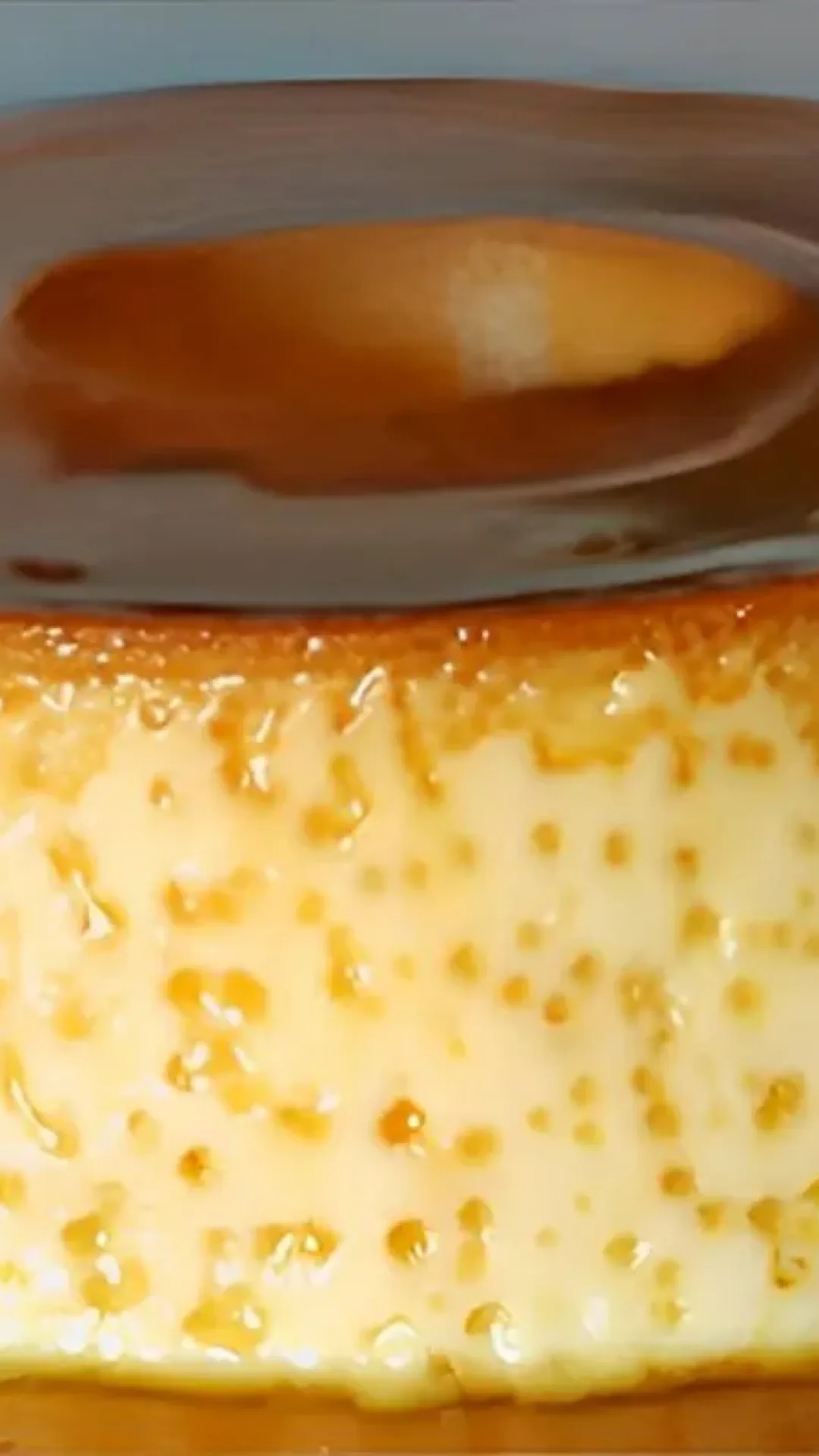 Pudim de leite tradicional com furinhos uma sobremesa maravilhosa e fácil de preparar