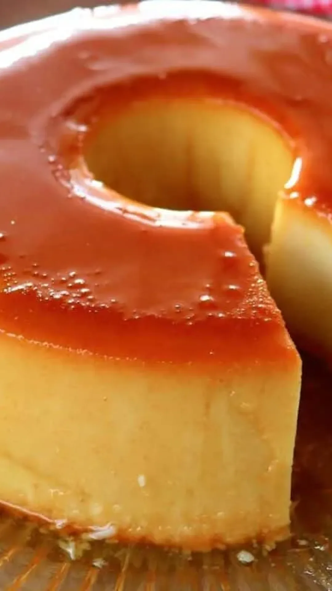 Pudim de pão fácil de preparar e com aquela calda de caramelo incrível, uma sobremesa deliciosa