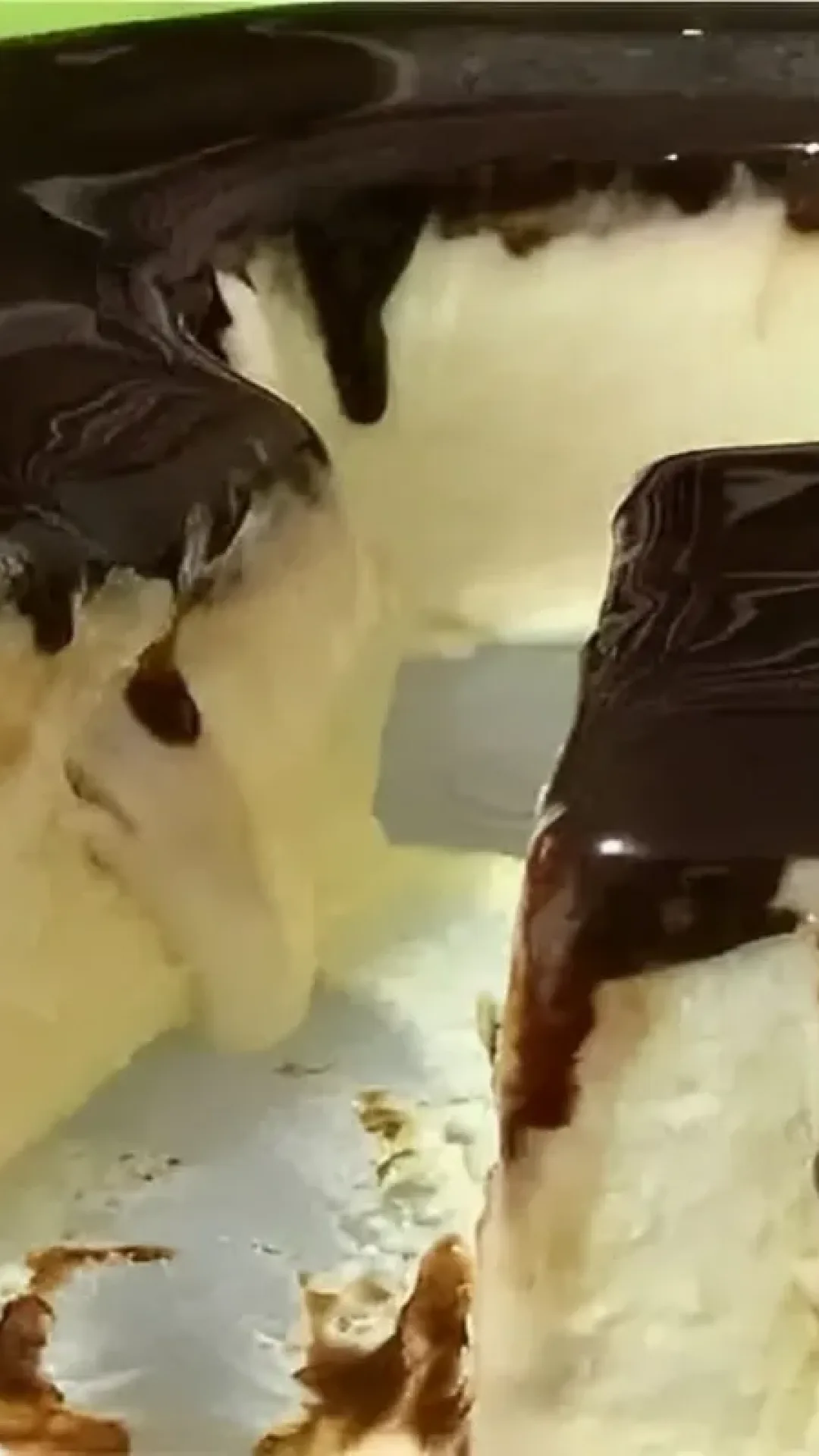 Pudim de sorvete com calda de chocolate uma sobremesa deliciosa para todos os dias