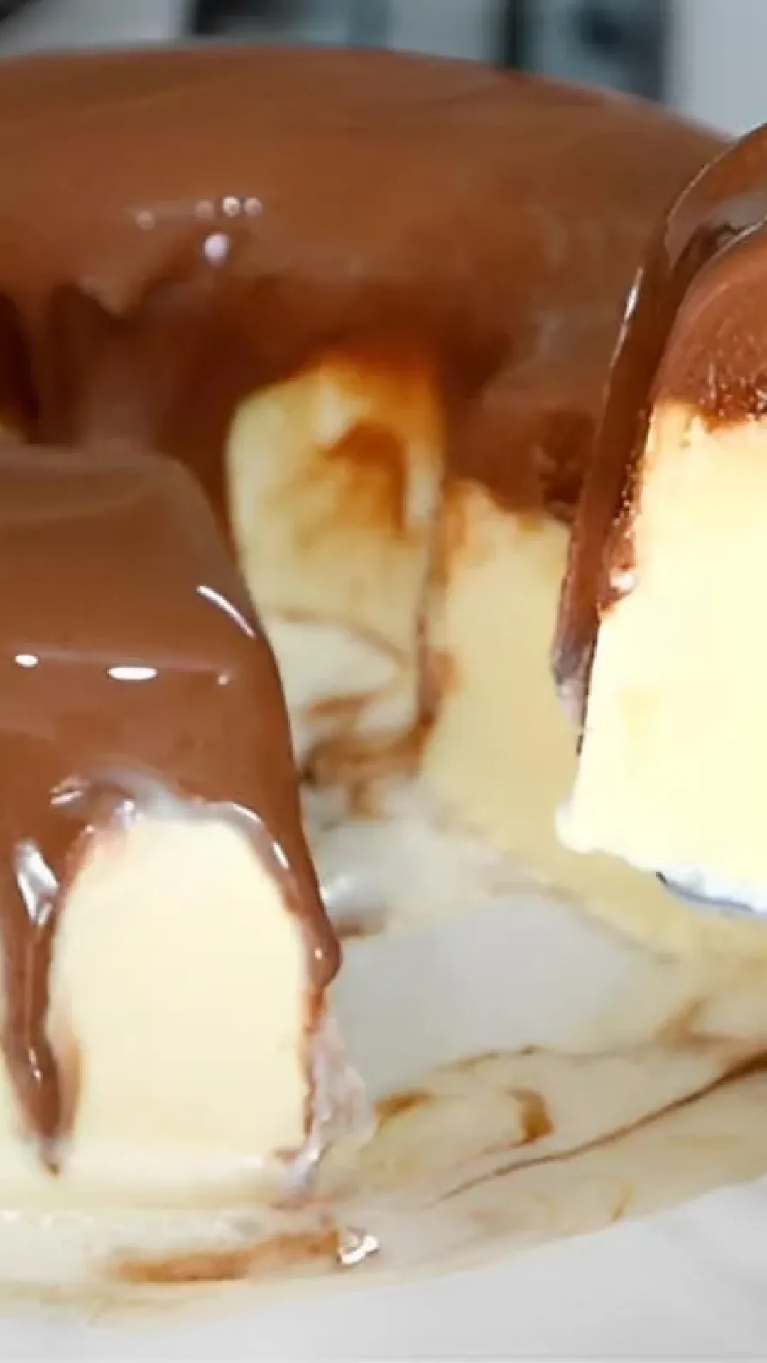 Pudim de sorvete com calda de chocolate uma sobremesa gelada fácil e deliciosa
