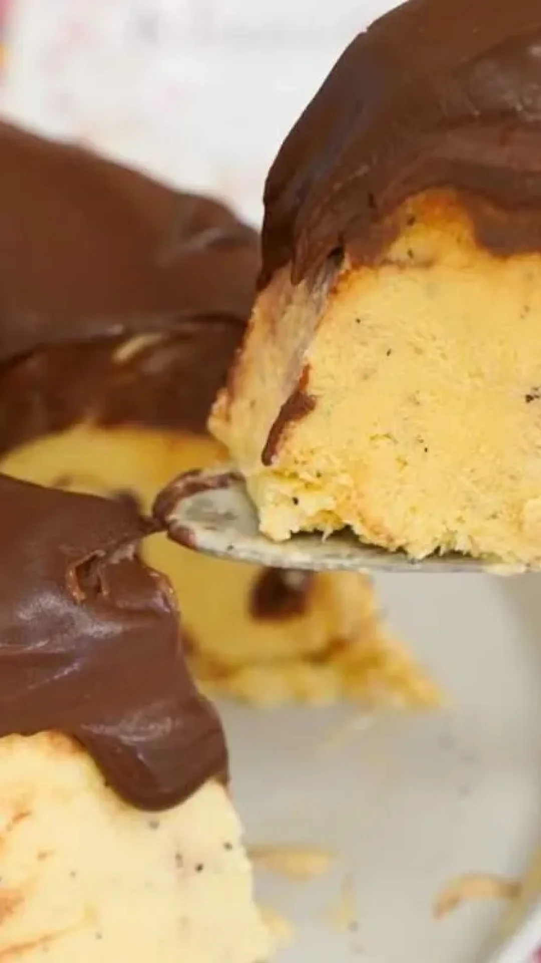 Pudim de sorvete de maracujá com calda de chocolate cremosa, para surpreender a todos