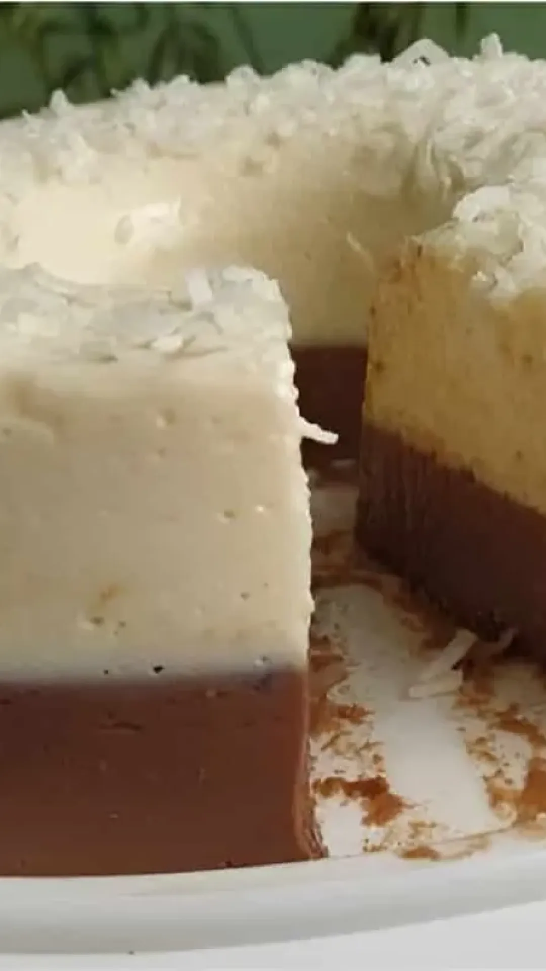 Pudim prestígio de geladeira pudim de chocolate e coco cremoso juntos na sobremesa