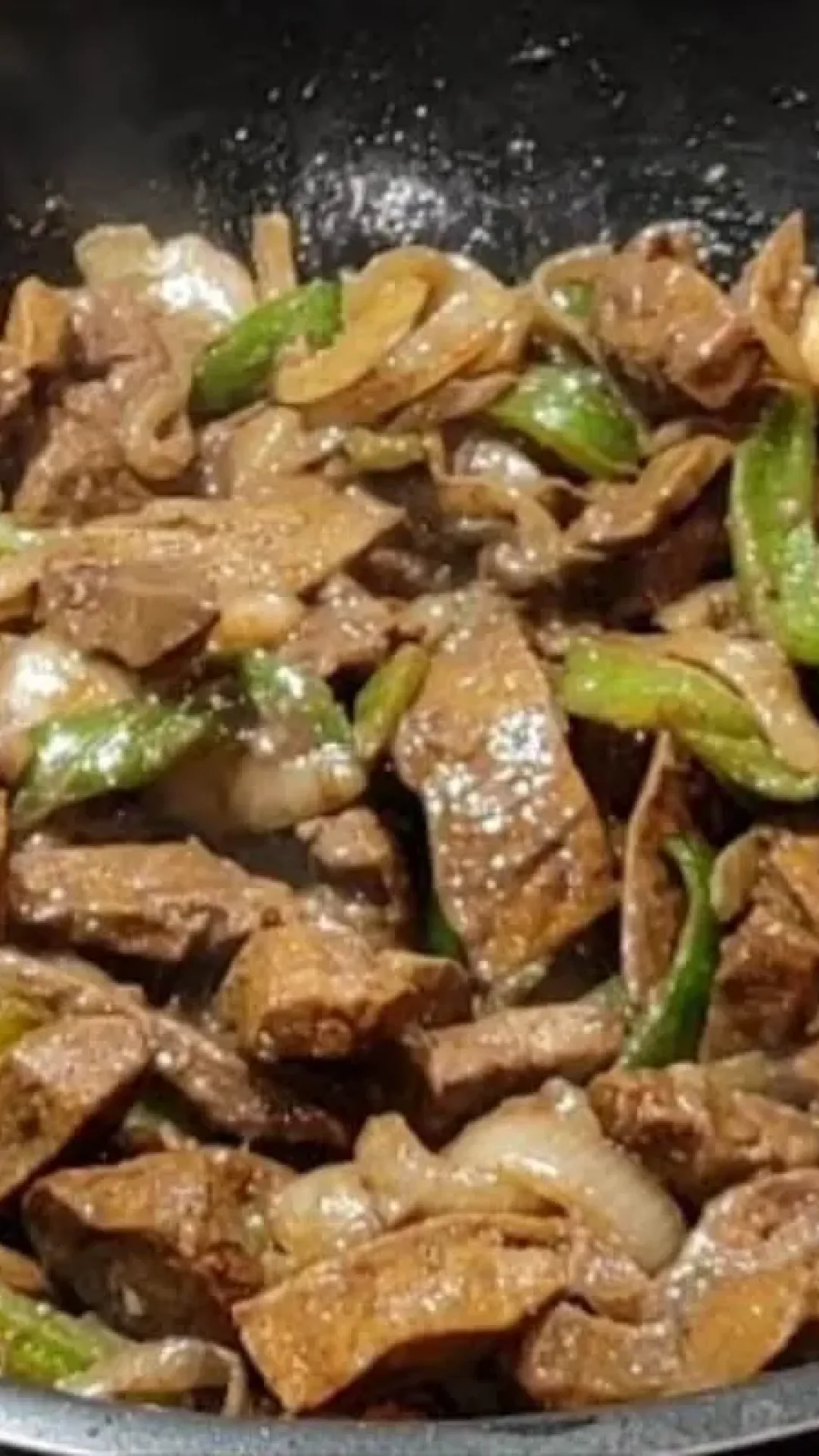 Quando vou para casa da minha mãe peço para ela fazer esse fígado acebolado delicioso