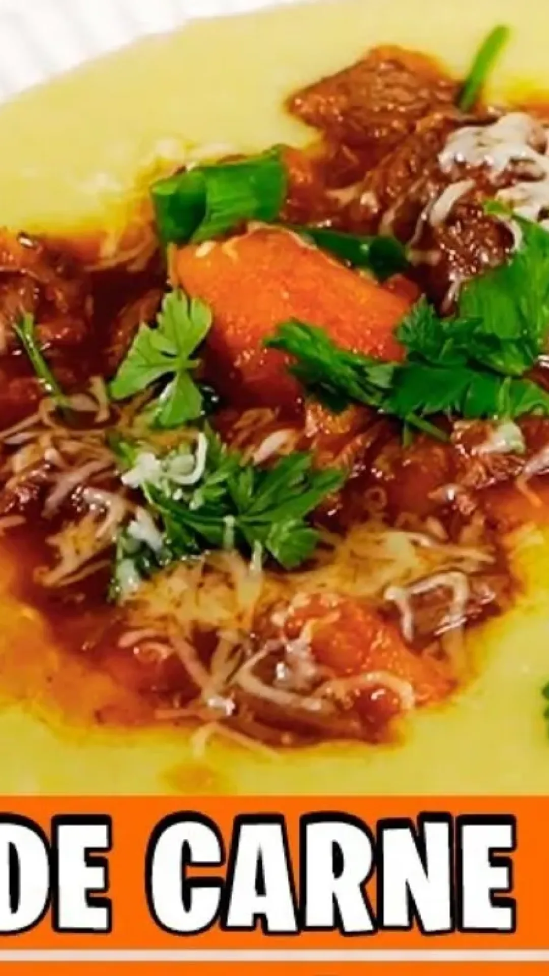 Que tal um jantar quentinho e delicioso com esse ragu de carne com polenta fácil e rápido de fazer