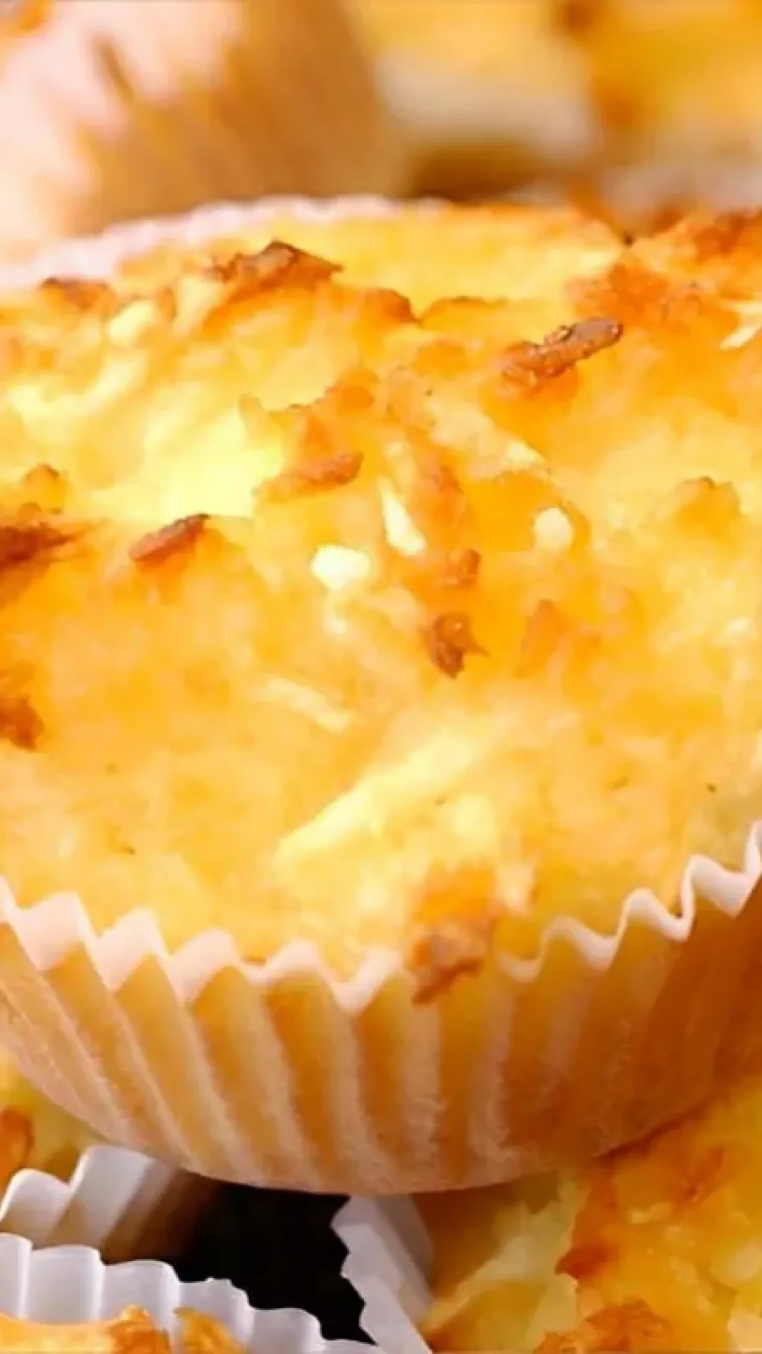 Queijadinha fácil a deliciosa mistura de coco ralado com queijo para a sobremesa ou o lanche