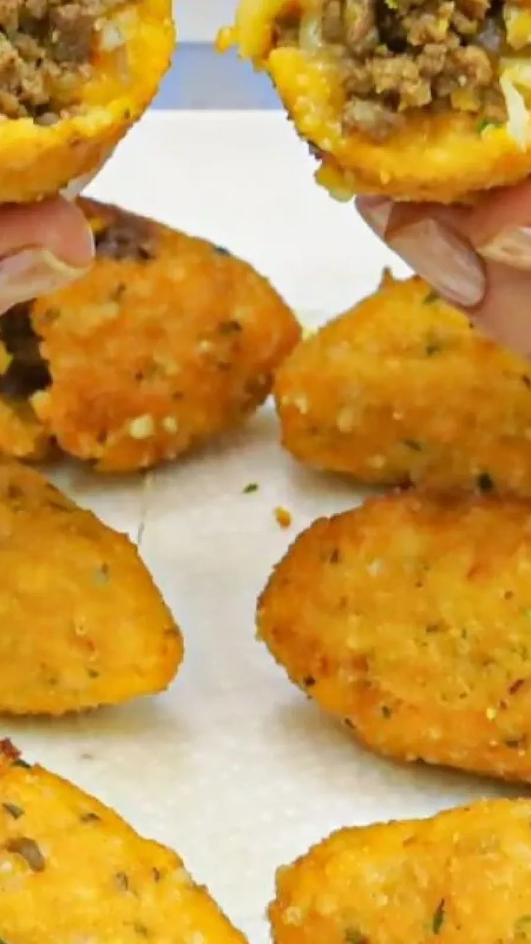 Quibe de arroz rápido e fácil com recheio cremoso feito com sobras da geladeira