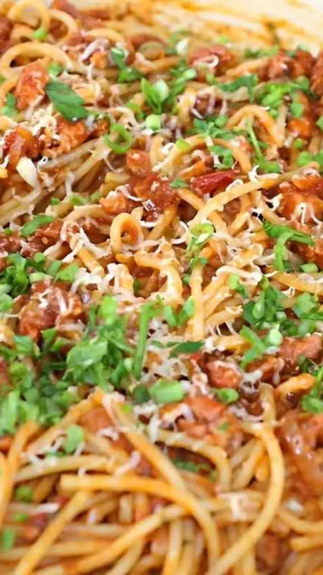 Ragú de linguiça com espaguete uma receita de macarronada deliciosa para o seu almoço