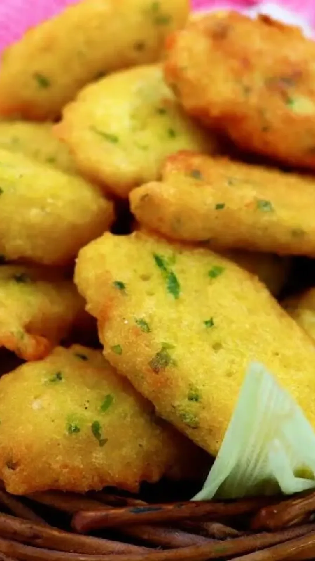 Receita caipira de bolinho de milho verde que é fácil e muito saboroso