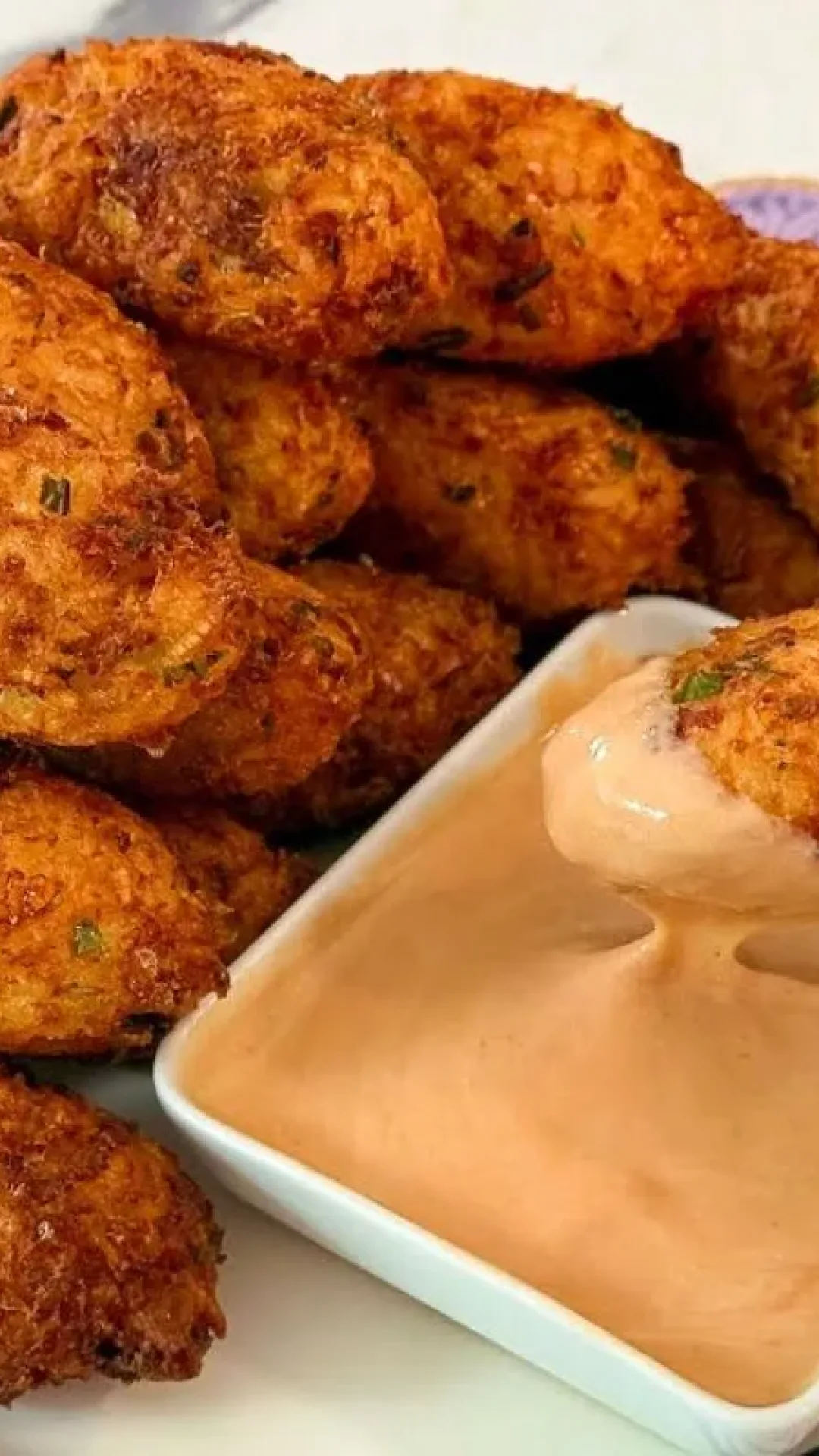 Receita de bolinho de arroz recheado que é gostoso demais para comer um só