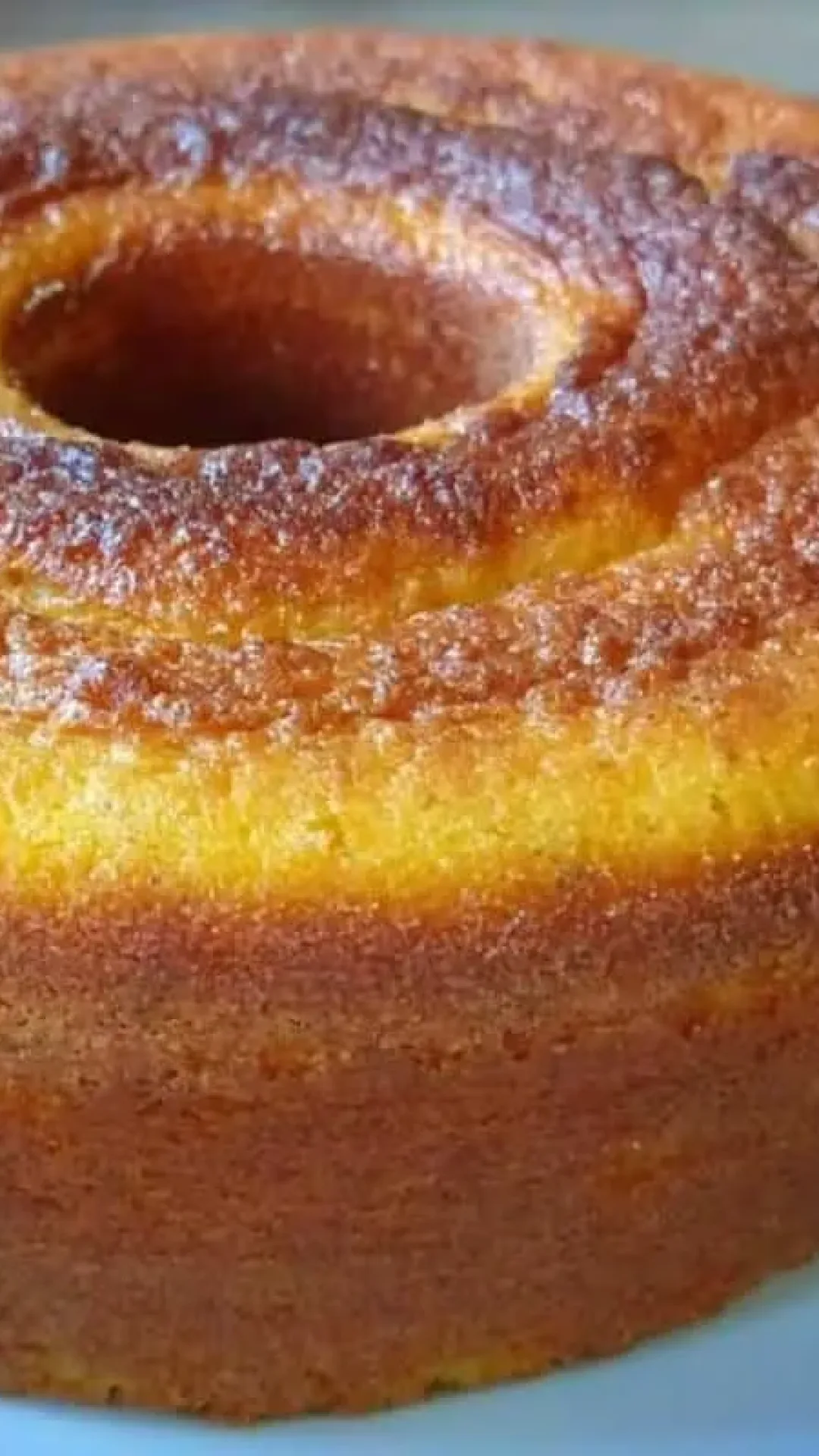 Receita de bolo de leite quente para o café da manhã que não leva farinha de trigo