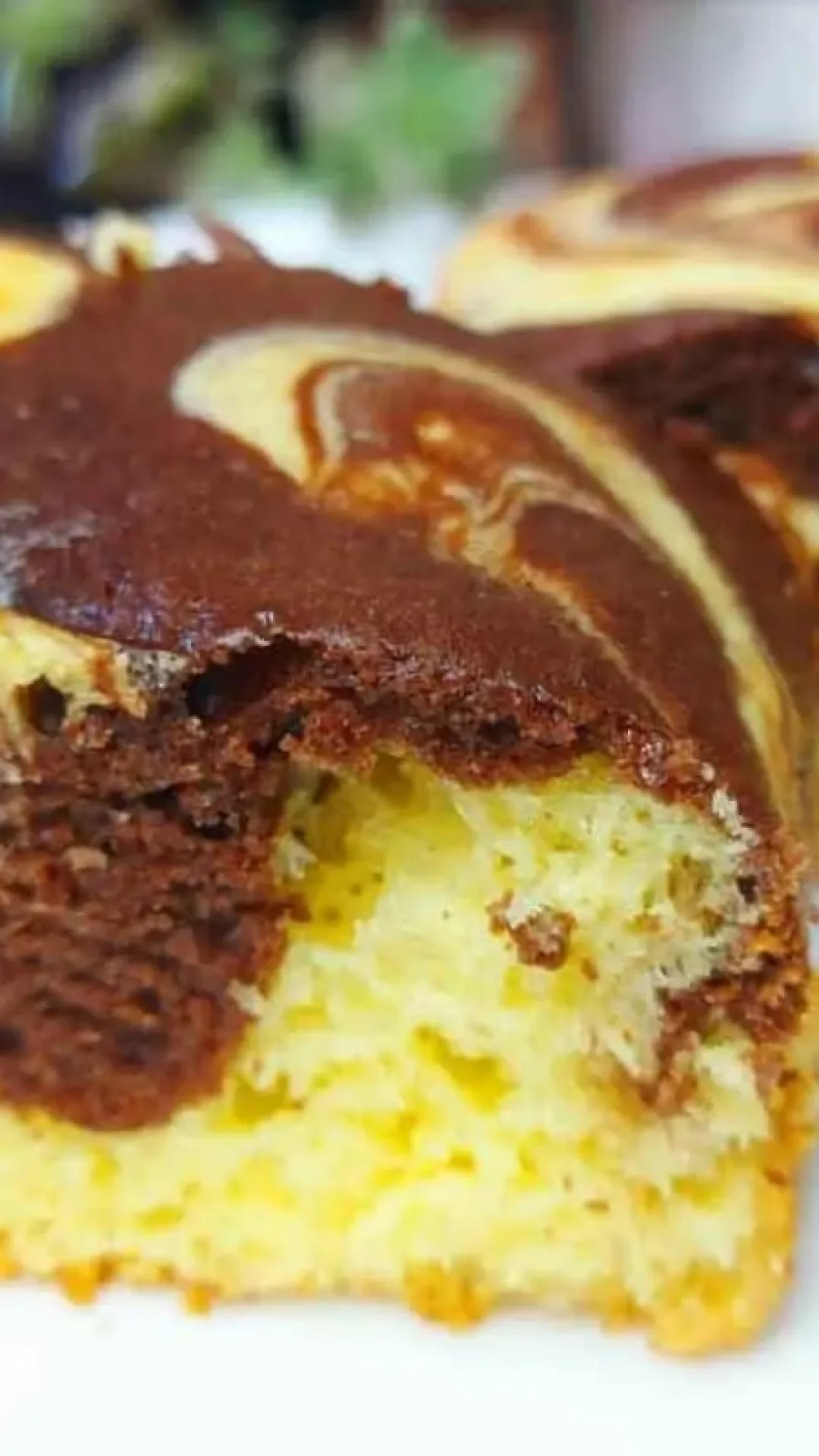 Receita de bolo fofinho e macio com dois sabores que é delicioso e fácil de preparar