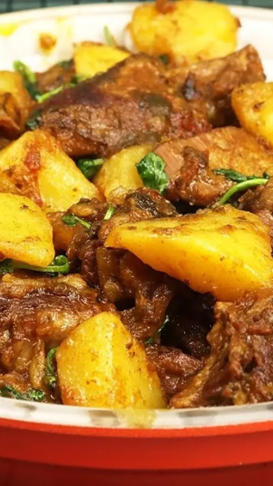 Receita de costela na panela de pressão: super suculenta e desmanchando e soltando do osso