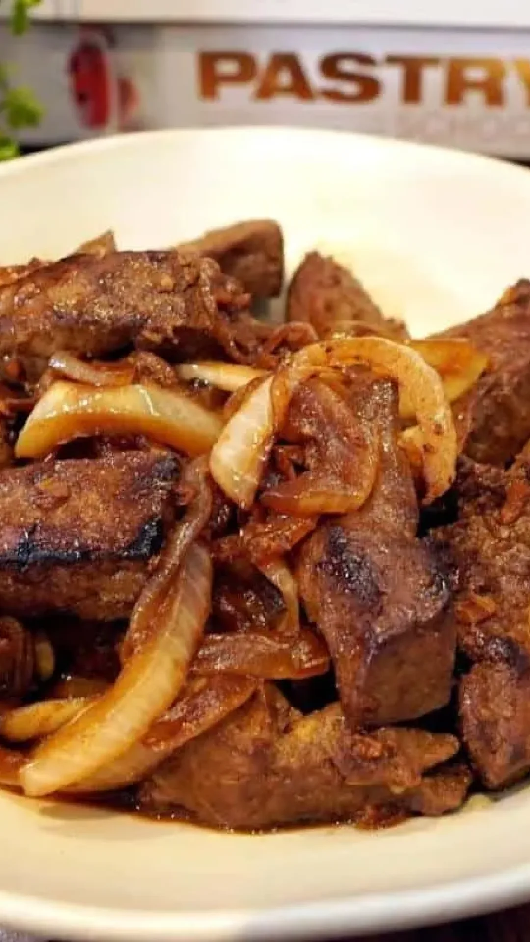 Receita de fígado acebolado que fica saboroso e não fica muito engordurado