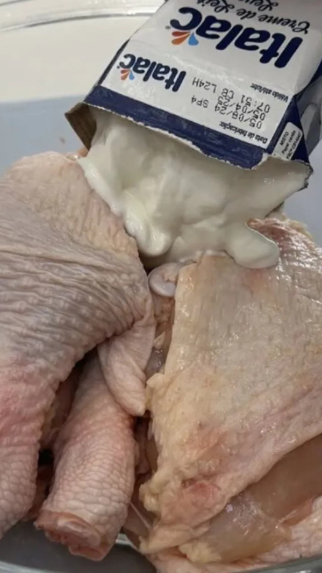 Receita de frango assado com creme de leite: sugestão perfeita para servir no final de semana