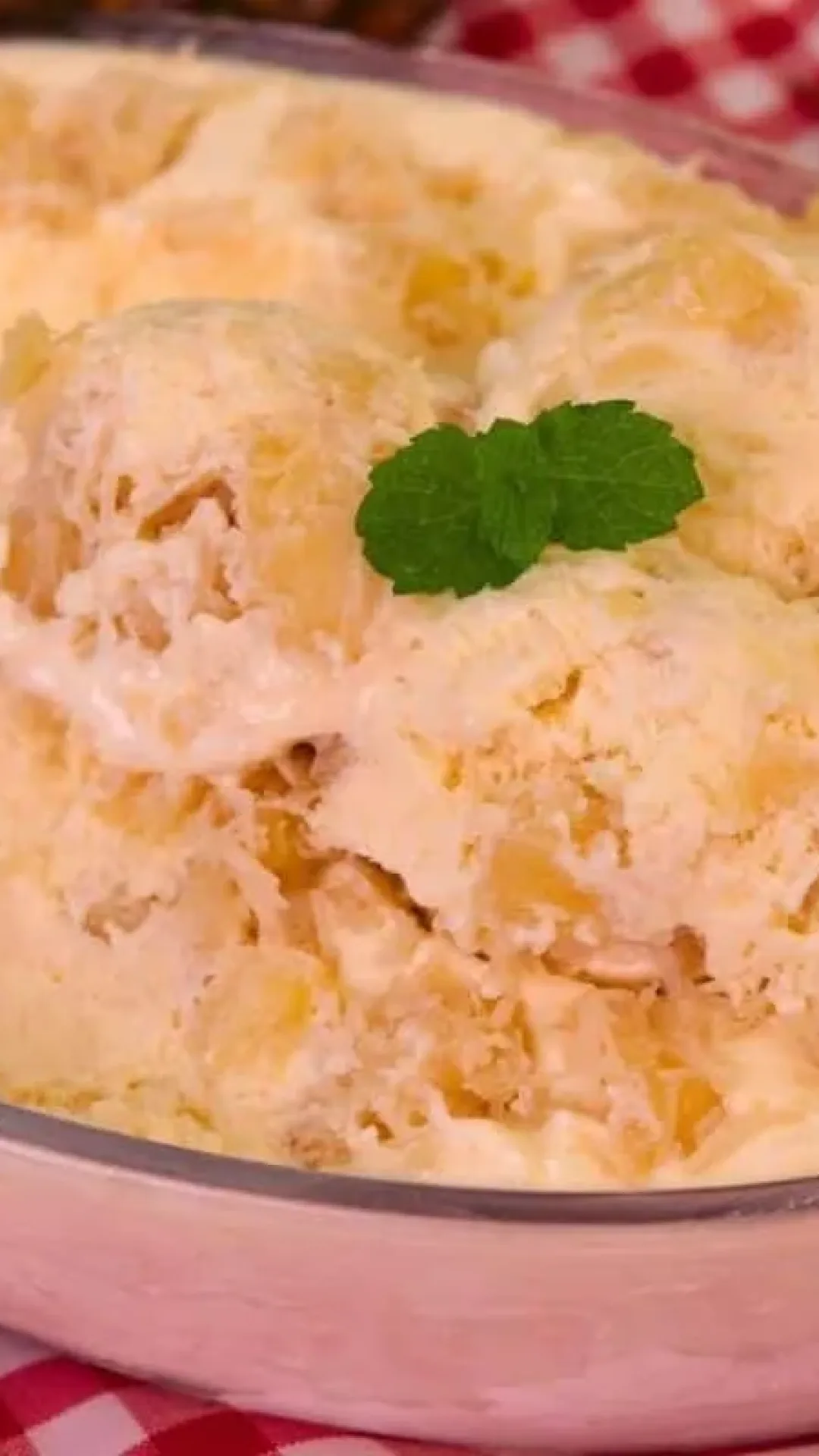 Receita de sorvete caseiro de abacaxi cremoso e com pedaços da fruta, a sobremesa refrescante ideal para o verão