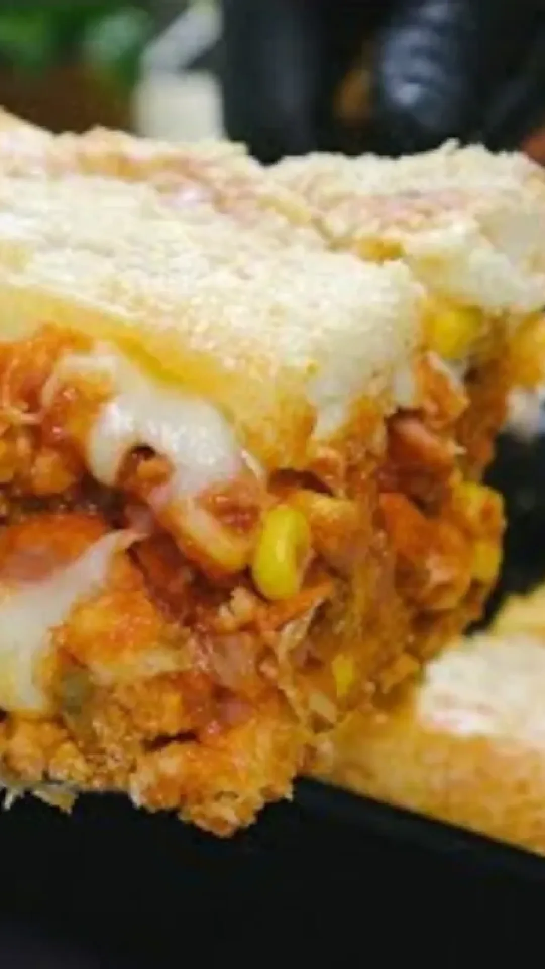 Receita de torta de salsicha com uma massa sensacional e um recheio maravilhoso