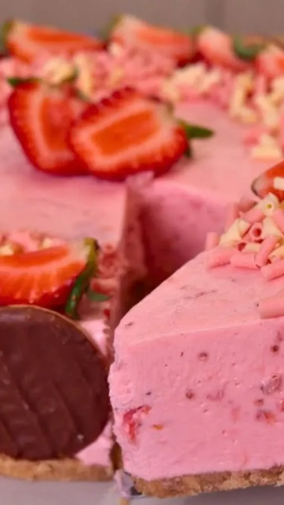 Receita de torta mousse de morango geladinha e muito leve para servir como um doce especial em família