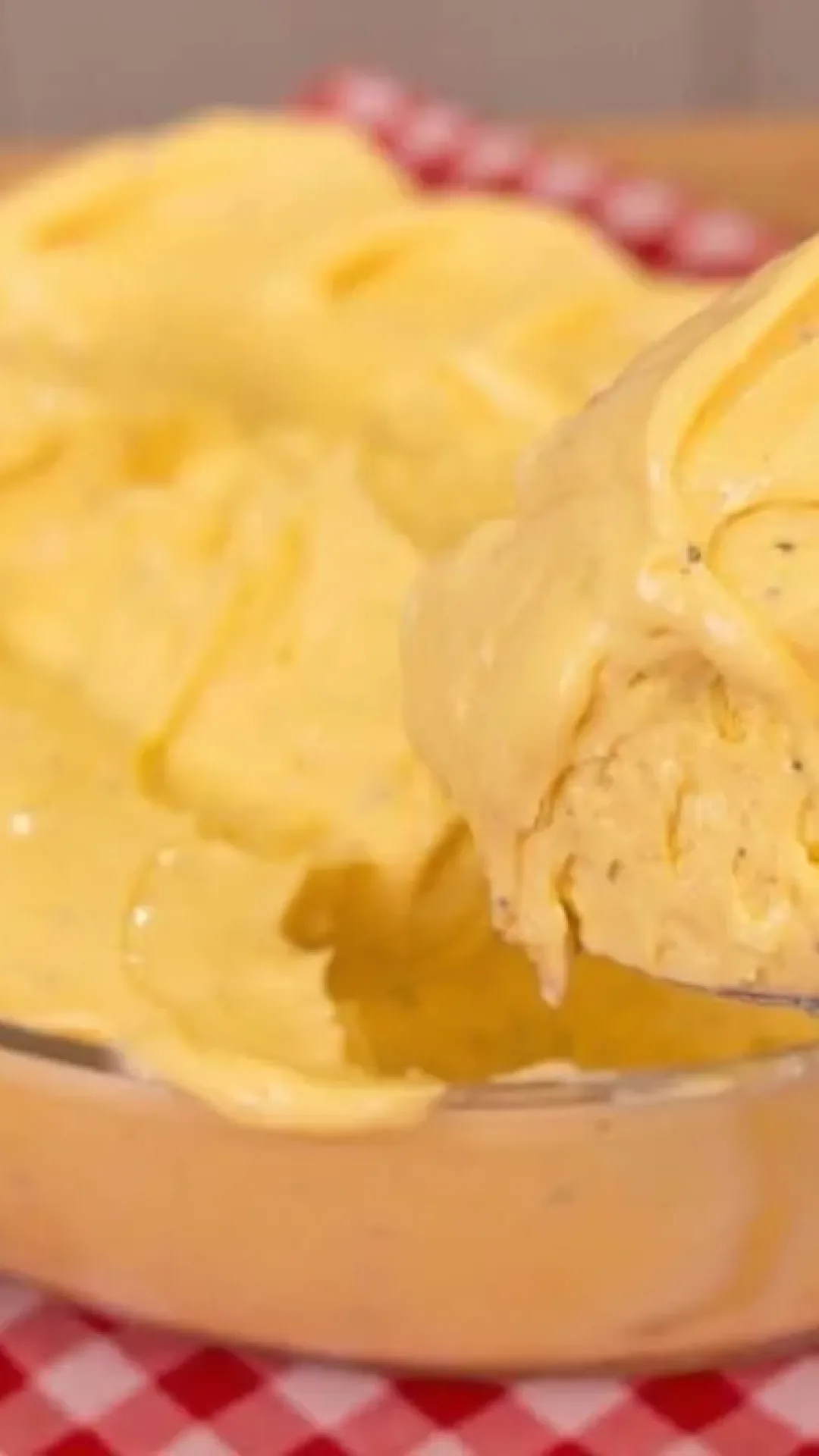 Recheio de maracujá cremoso e bem estruturado, ideal para usar em bolos, tortas ou comer de colher