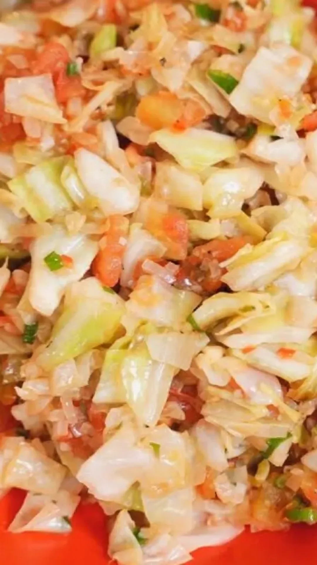 Repolho refogado simples, leve e cheio de sabor para ser o acompanhamento ideal da sua refeição