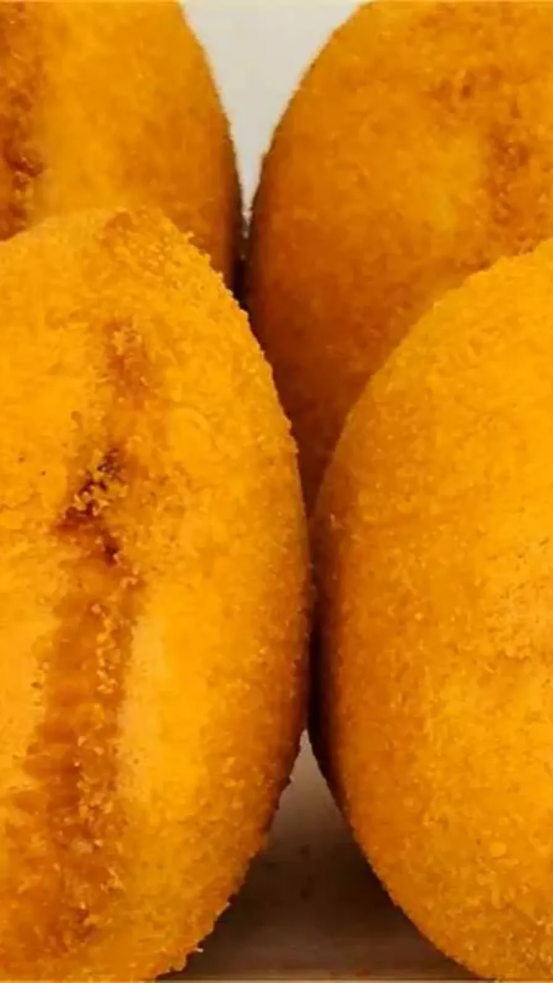 Risoles de frango cremoso deliciosos e perfeitos para servir no lanche ou na festinha