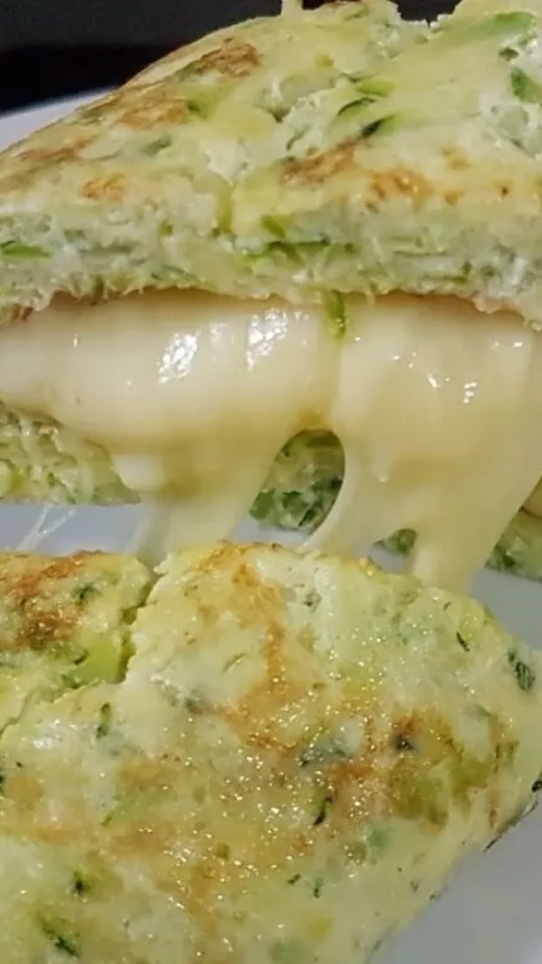 Rocambole de abobrinha leve e nutritivo que pode ser servido como entrada ou prato principal