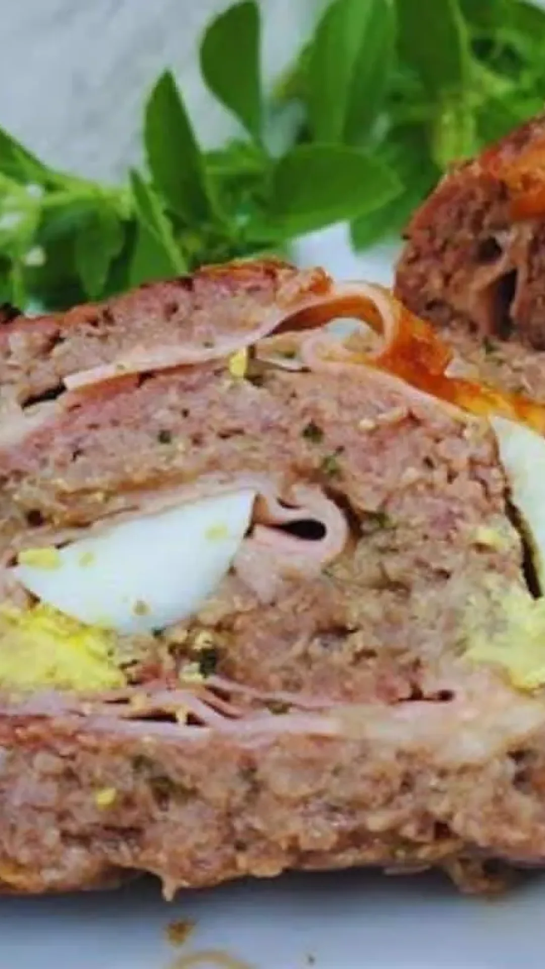 Rocambole de carne moída bem recheado e molhadinho para o jantar
