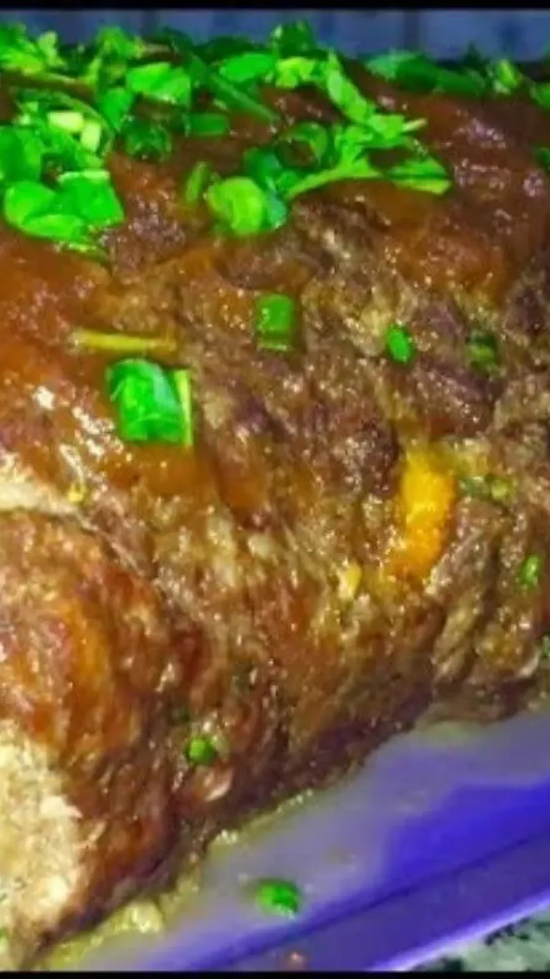 Rocambole de carne moída bem recheado e muito suculento