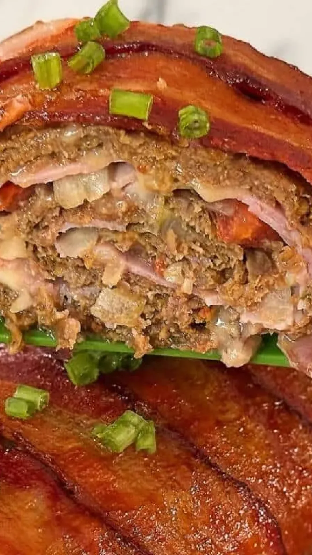 Rocambole de carne moída enrolado com bacon: a melhor sugestão para seu almoço de dia das mães