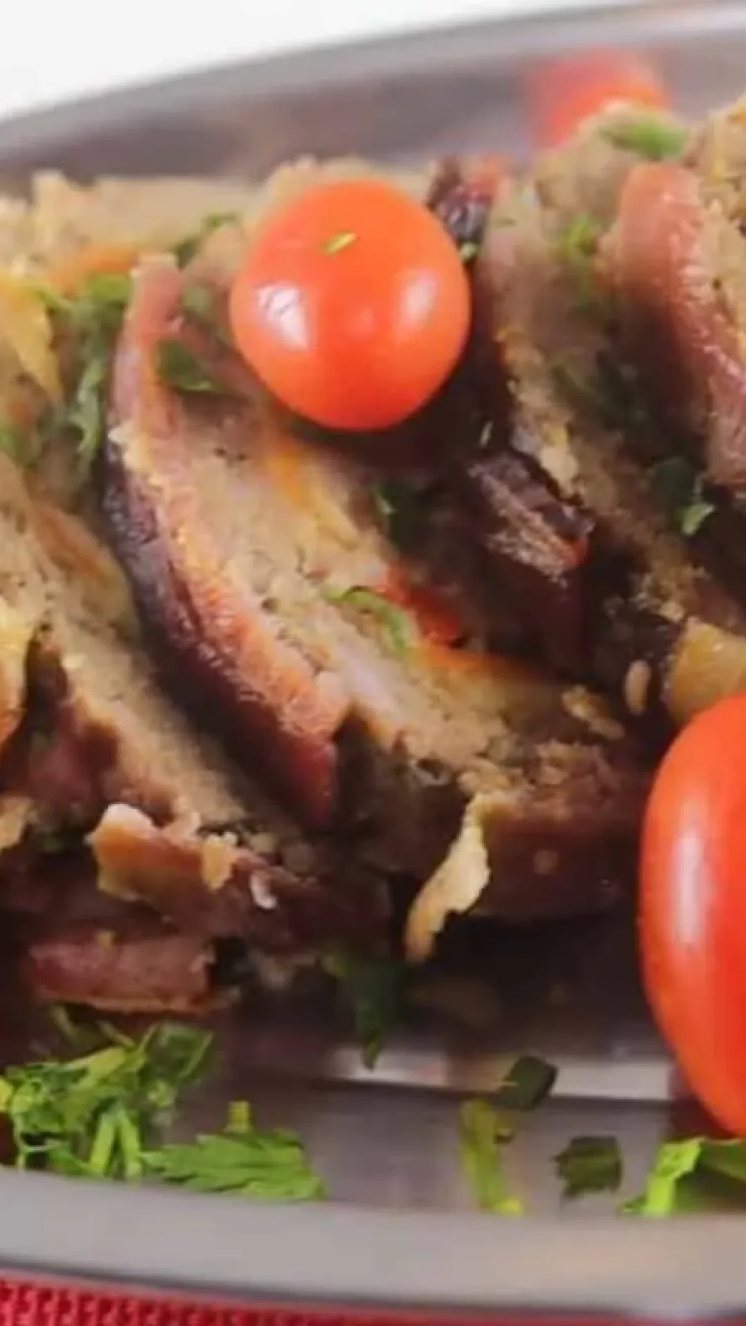 Rocambole de carne moída recheado e suculento, fácil de fazer para seu jantar