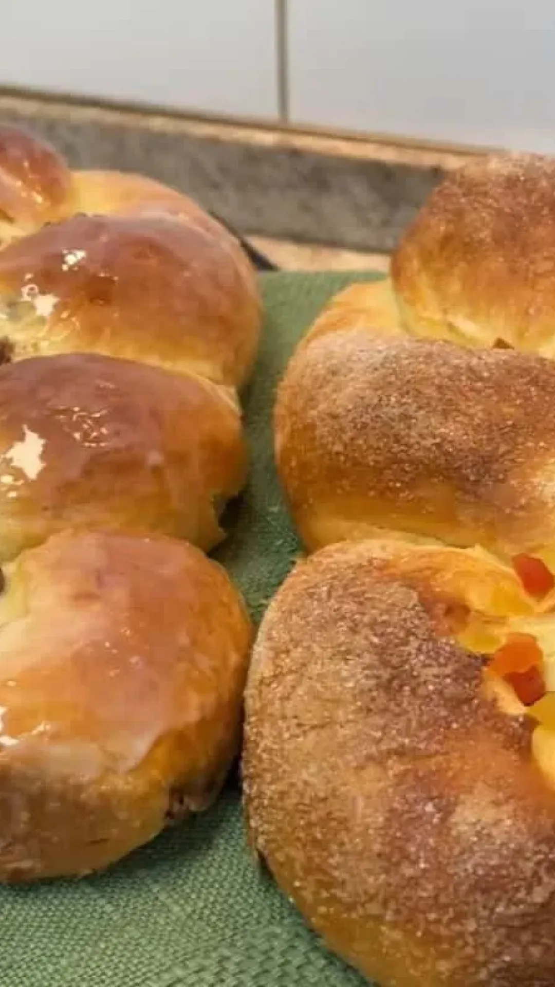 Rosca doce de leite condensado: fofinha, 2 versões irresistíveis (frutas cristalizadas e chocolate)
