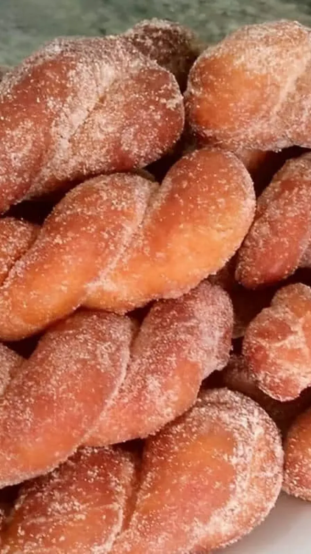 Rosquinhas fritas com açúcar e canela feita com ingredientes que você tem em casa uma delícia