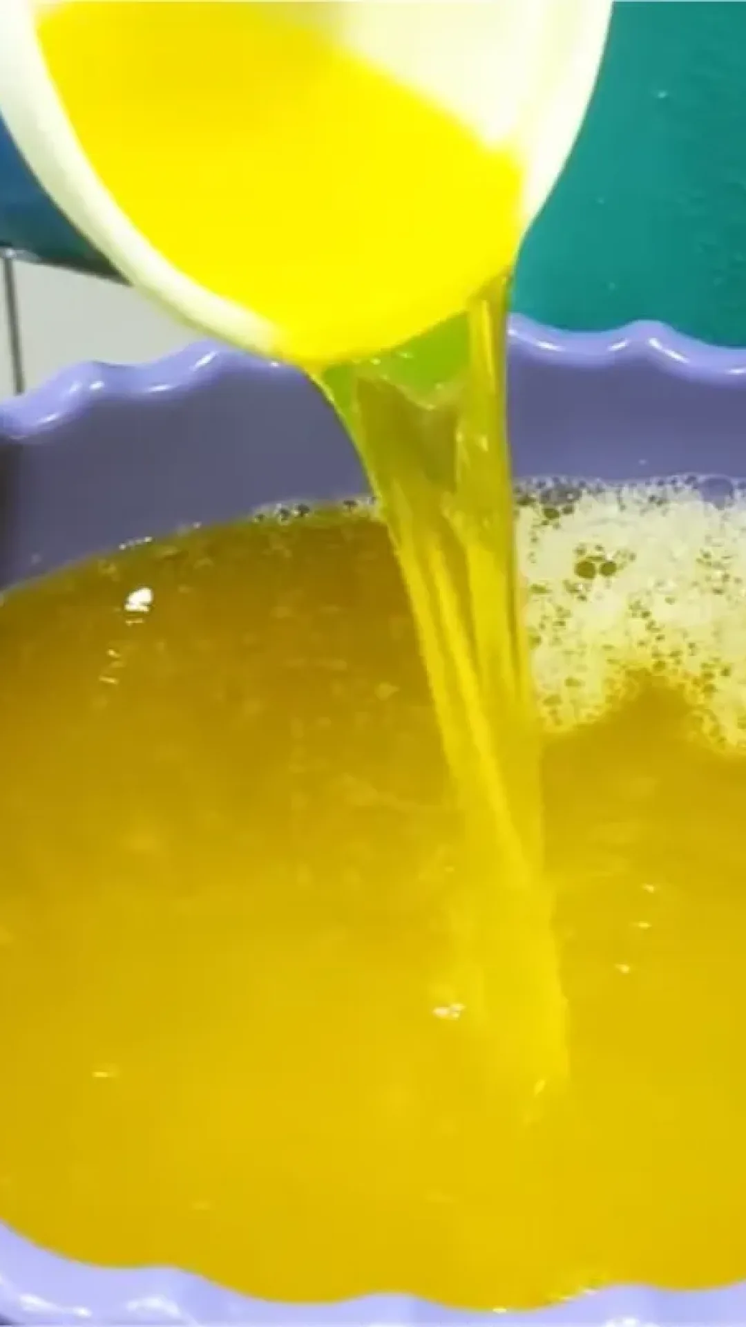Sabão líquido concentrado e que espuma bastante: remove a sujeira de verdade