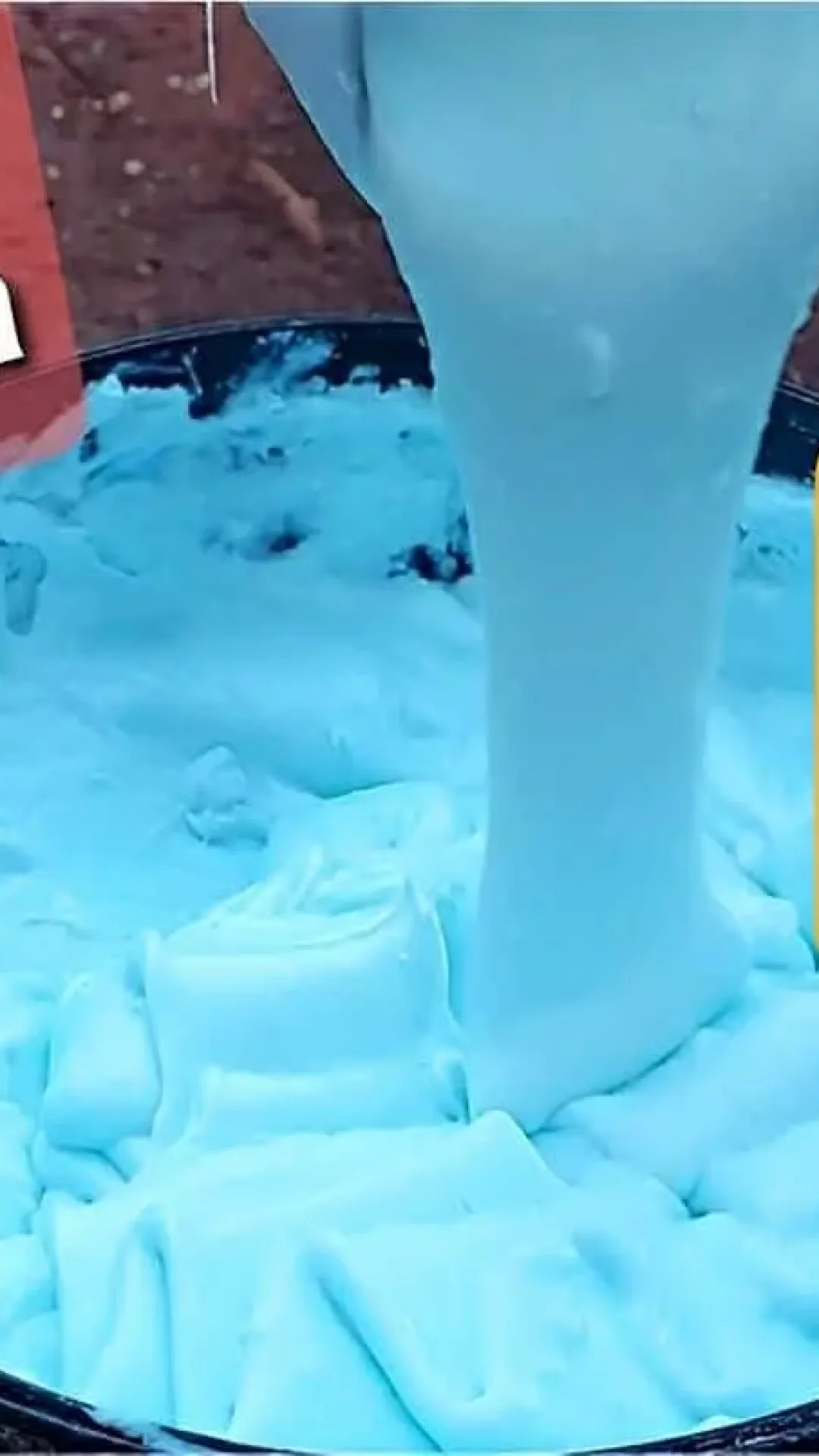 Sabão sem soda com excelente rendimento para deixar as roupas limpas e o chão brilhando