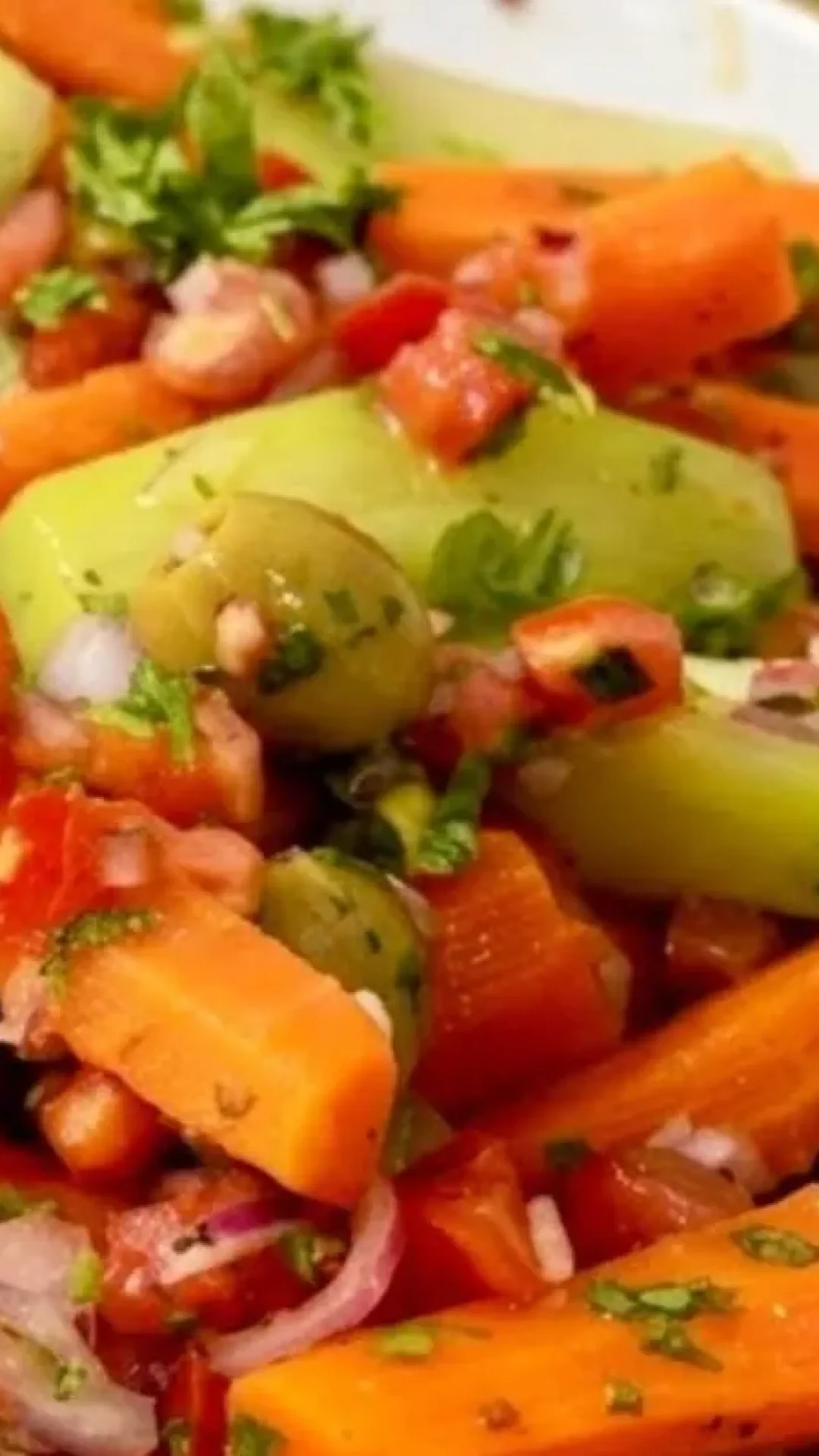 Salada de chuchu com cenoura deliciosa e muito bem temperada, igual aquela de restaurante