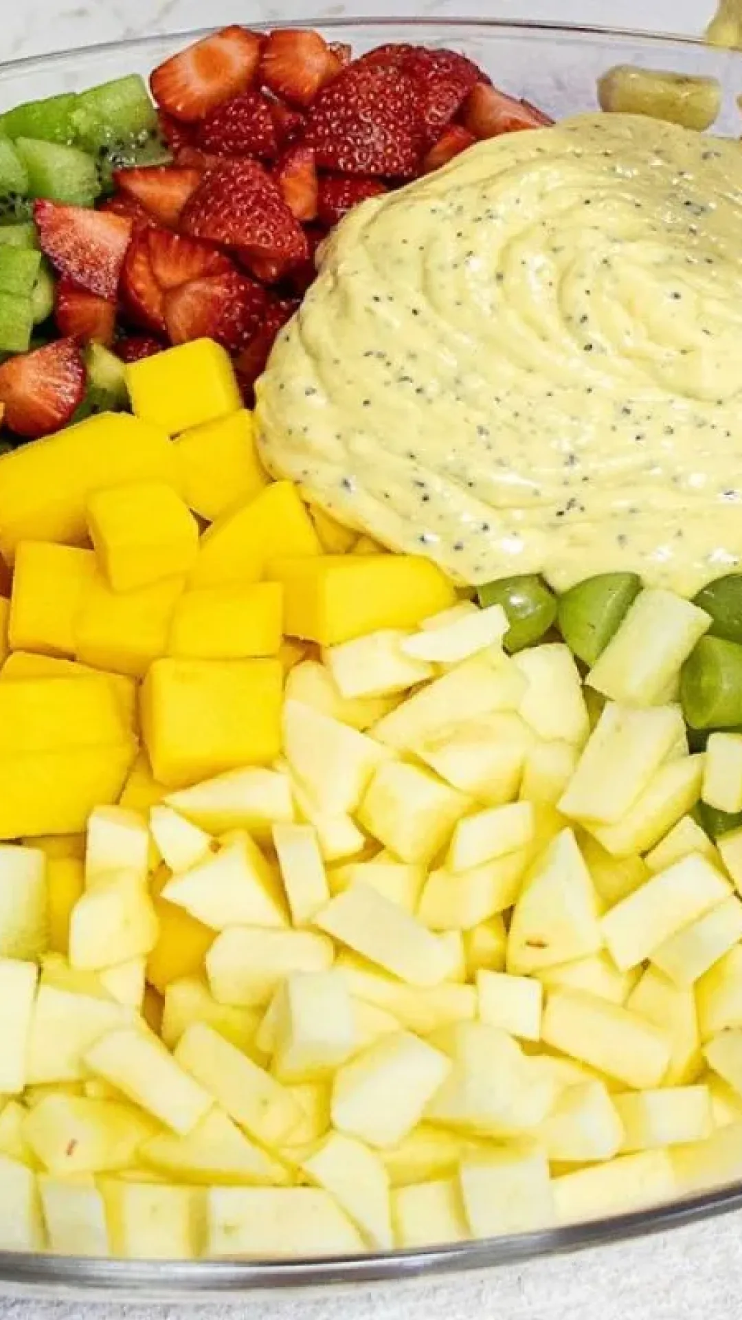Salada de frutas com creme de maracujá feita em minutos sobremesa simples deliciosa e leve