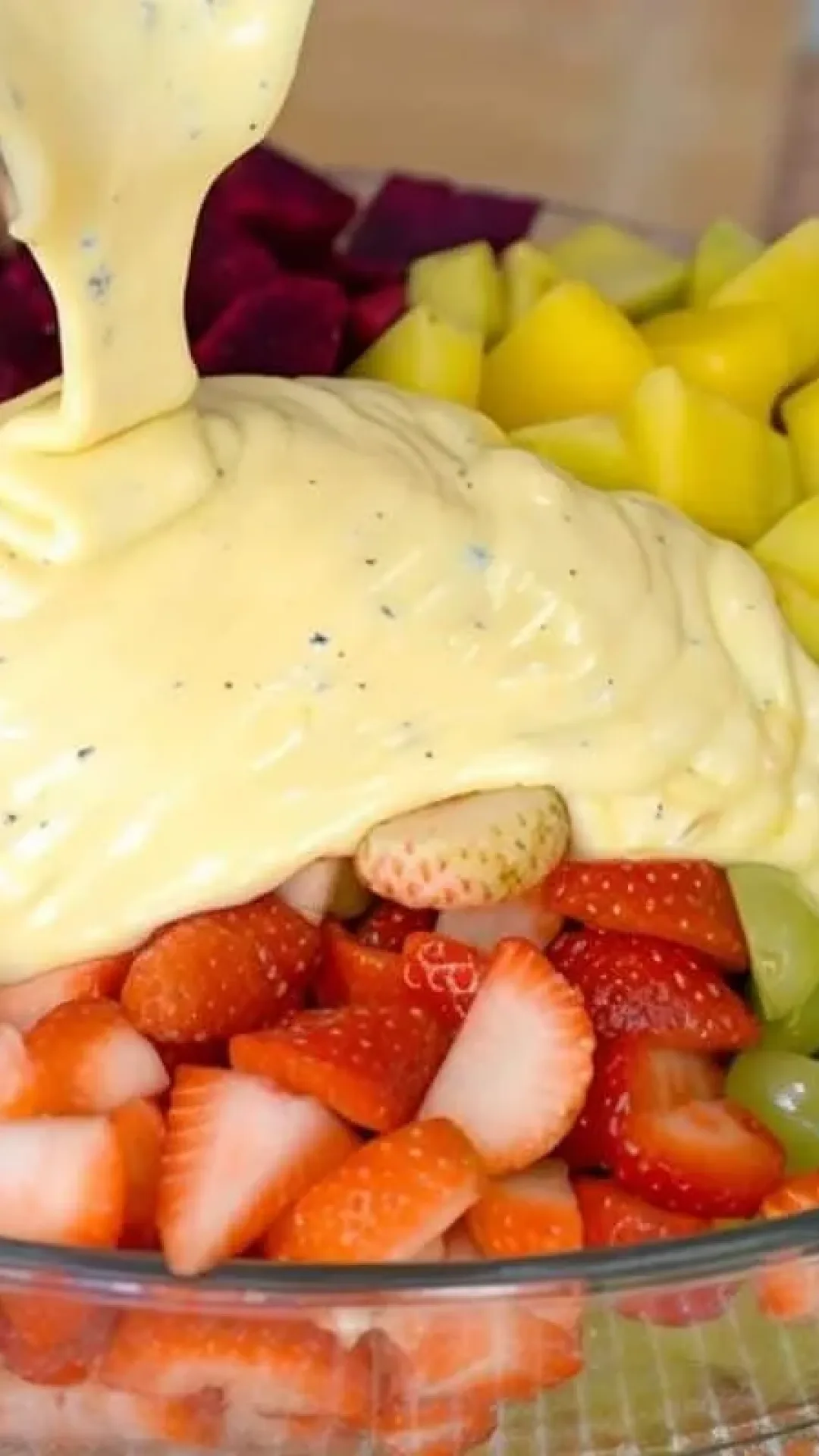 Salada de frutas feita de um jeito diferente que vai te surpreender com tanta cremosidade e frescor