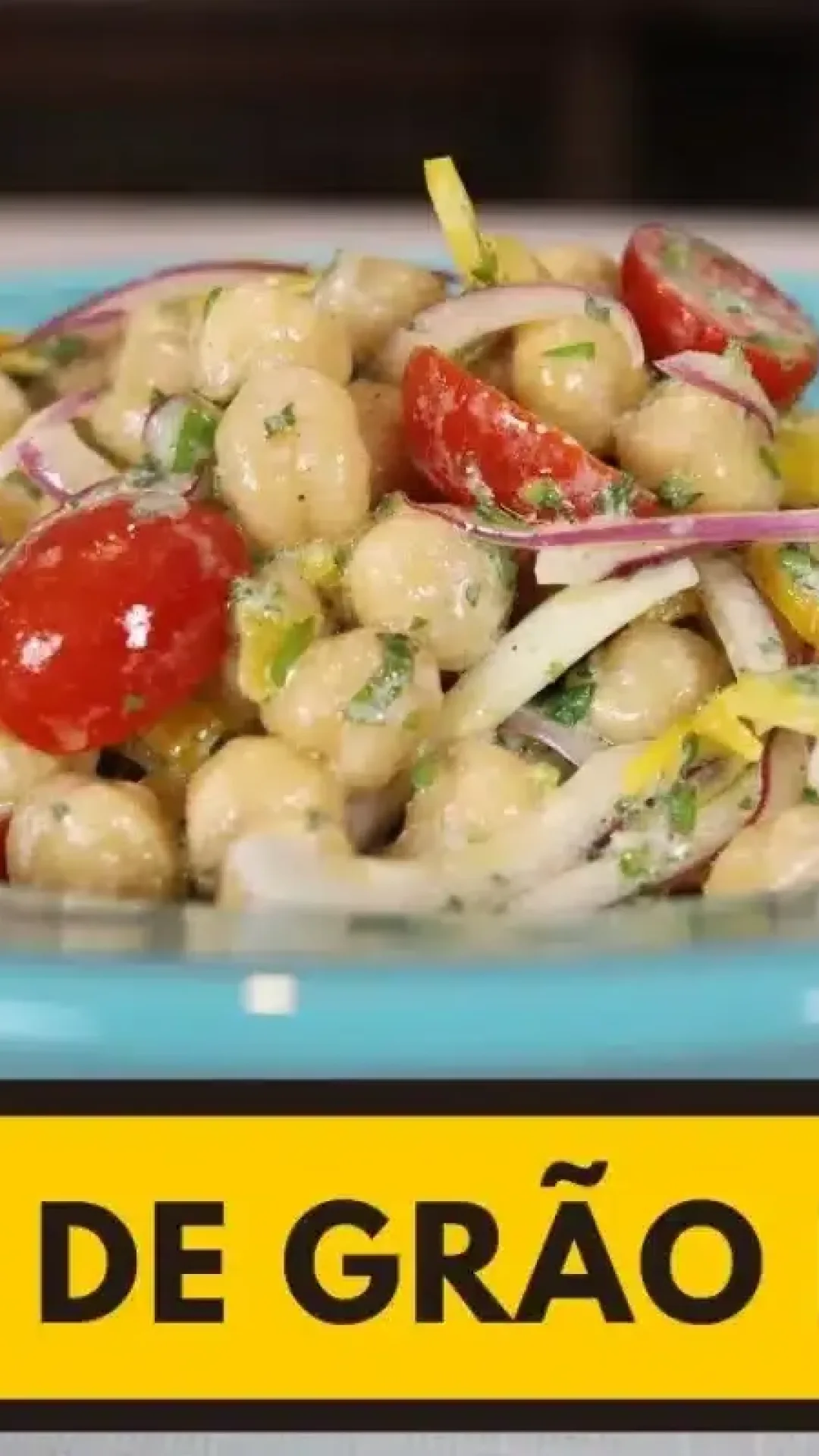 Salada de grão de bico com molho de iogurte e hortelã, muito refrescante, nutritiva e saborosa