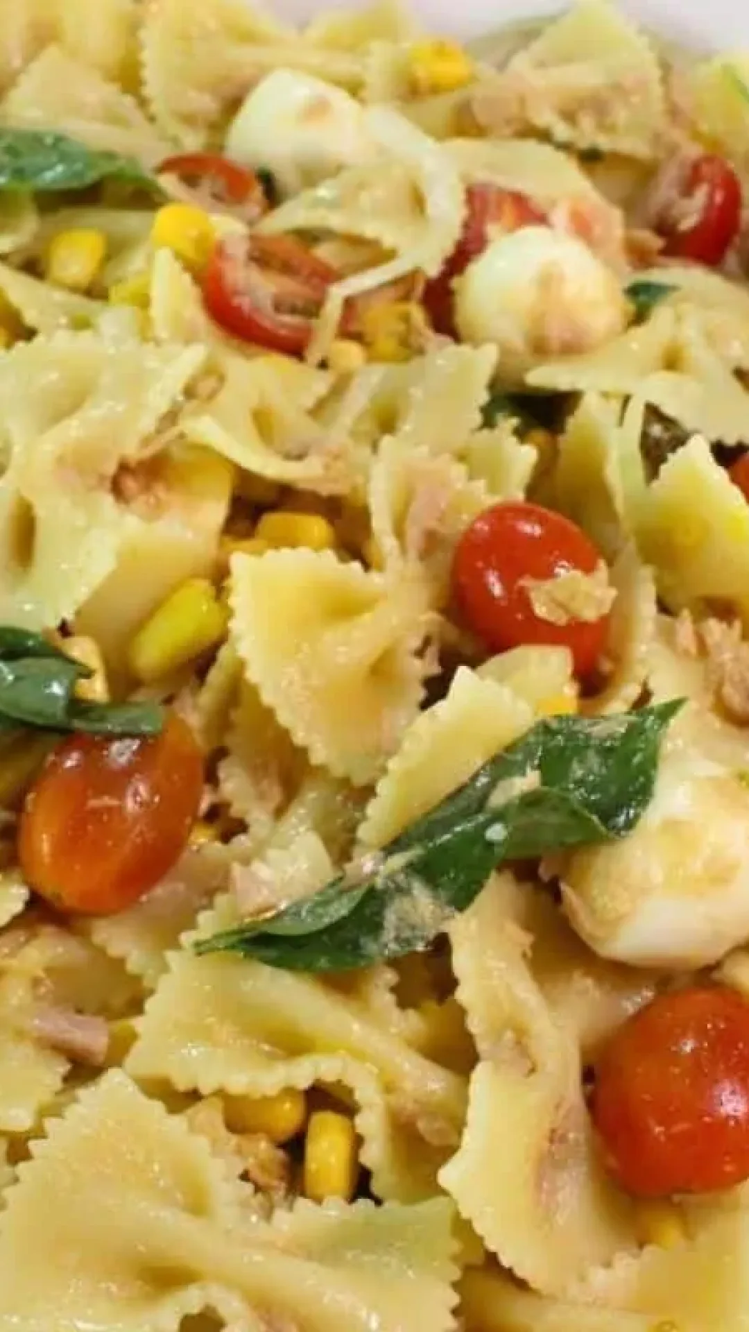 Salada de macarrão farfalle gravatinha com ingredientes leves, coloridos e um sabor maravilhoso