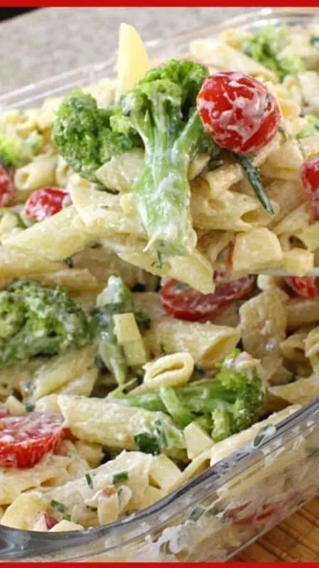 Salada de macarrão, que fica refrescante e saboroso, ideal para o seu churrasco ou almoço em família