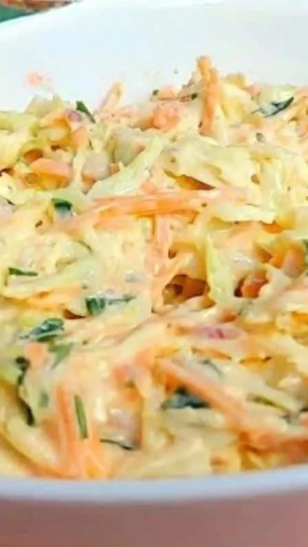 Salada de repolho cremosa fácil e muito saborosa para o seu almoço de domingo