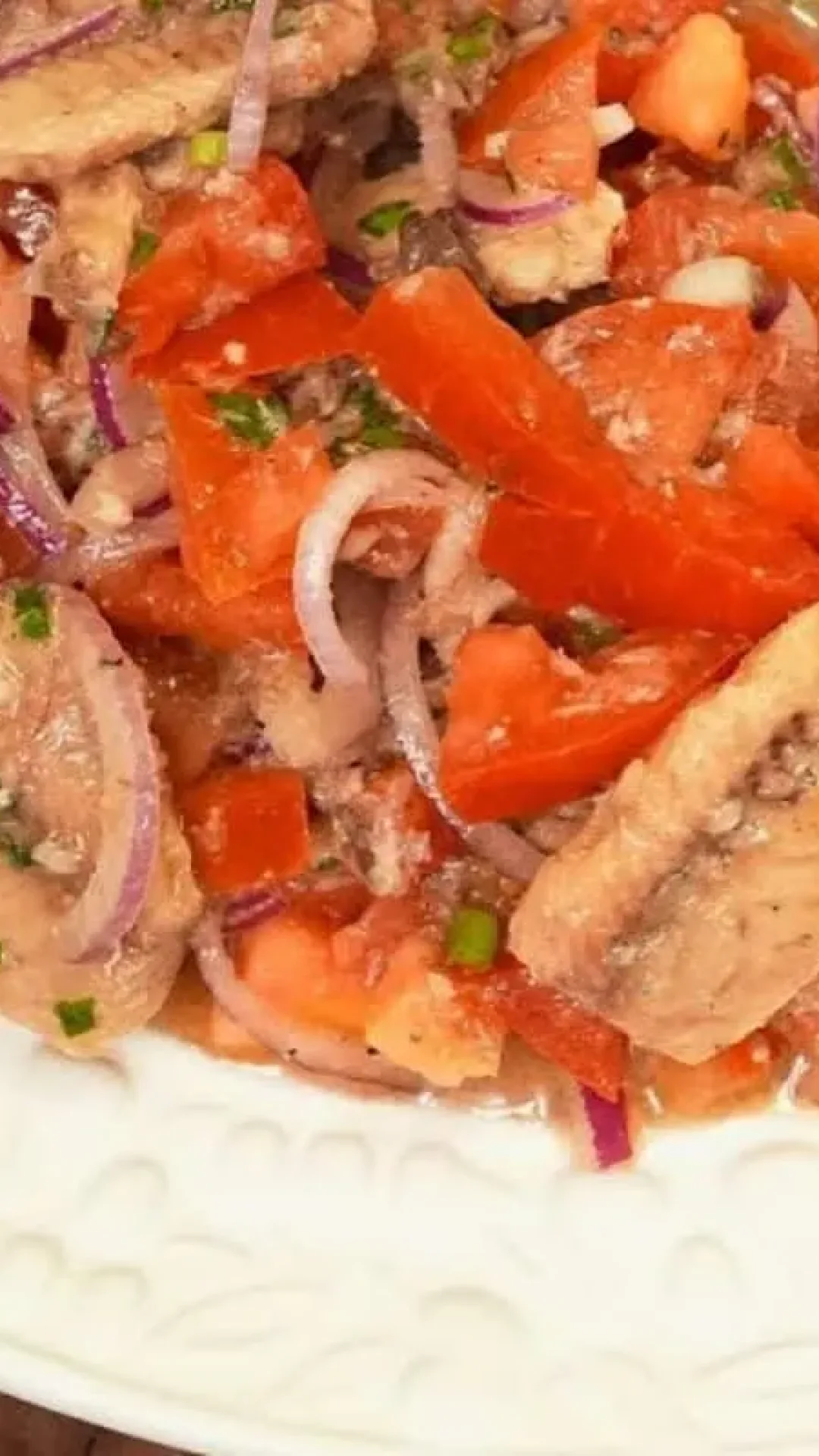 Salada de tomate com sardinha: frescor e simplicidade para o seu cardápio de almoço