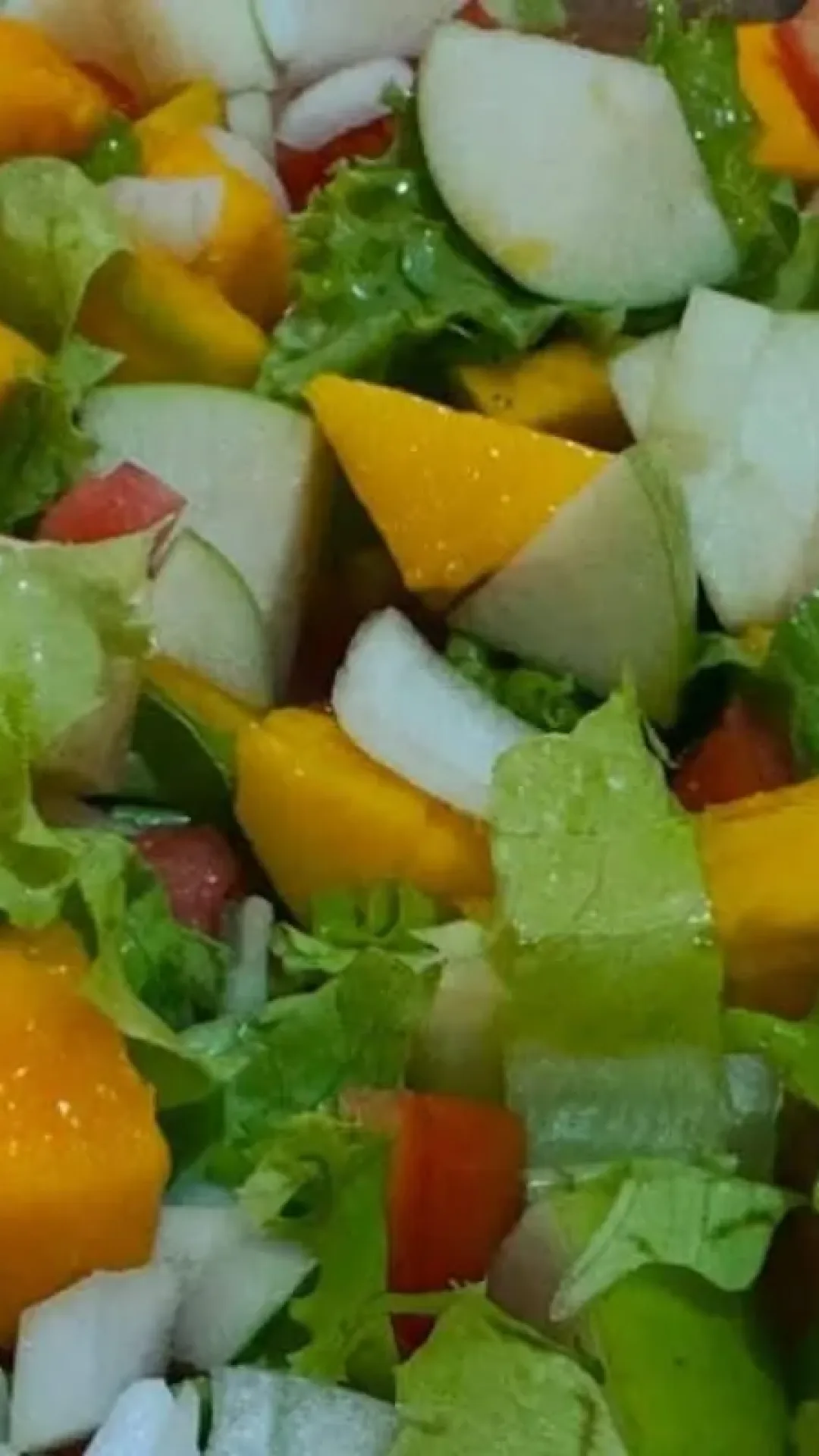 Salada tropical refrescante para os dias de calor, com ingredientes leves e um sabor incrível