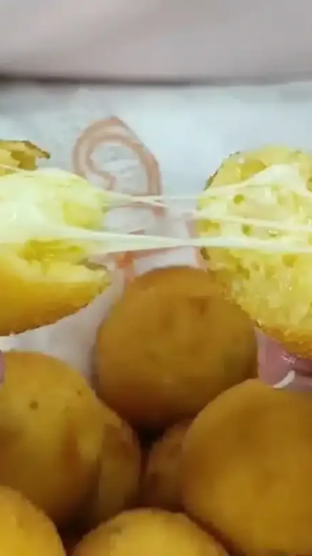 Salgadinho de milho com queijo bem derretido por dentro, que fica super crocante por fora