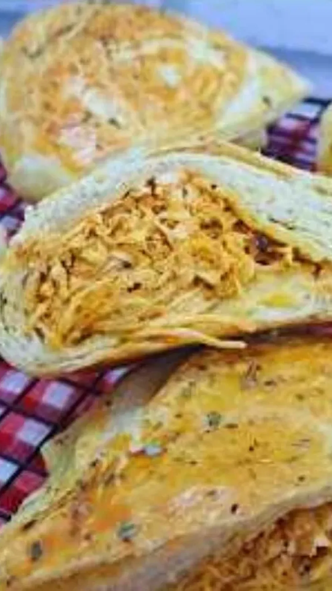 Salgado de frango semi folhado com massa leve e recheio bem temperado