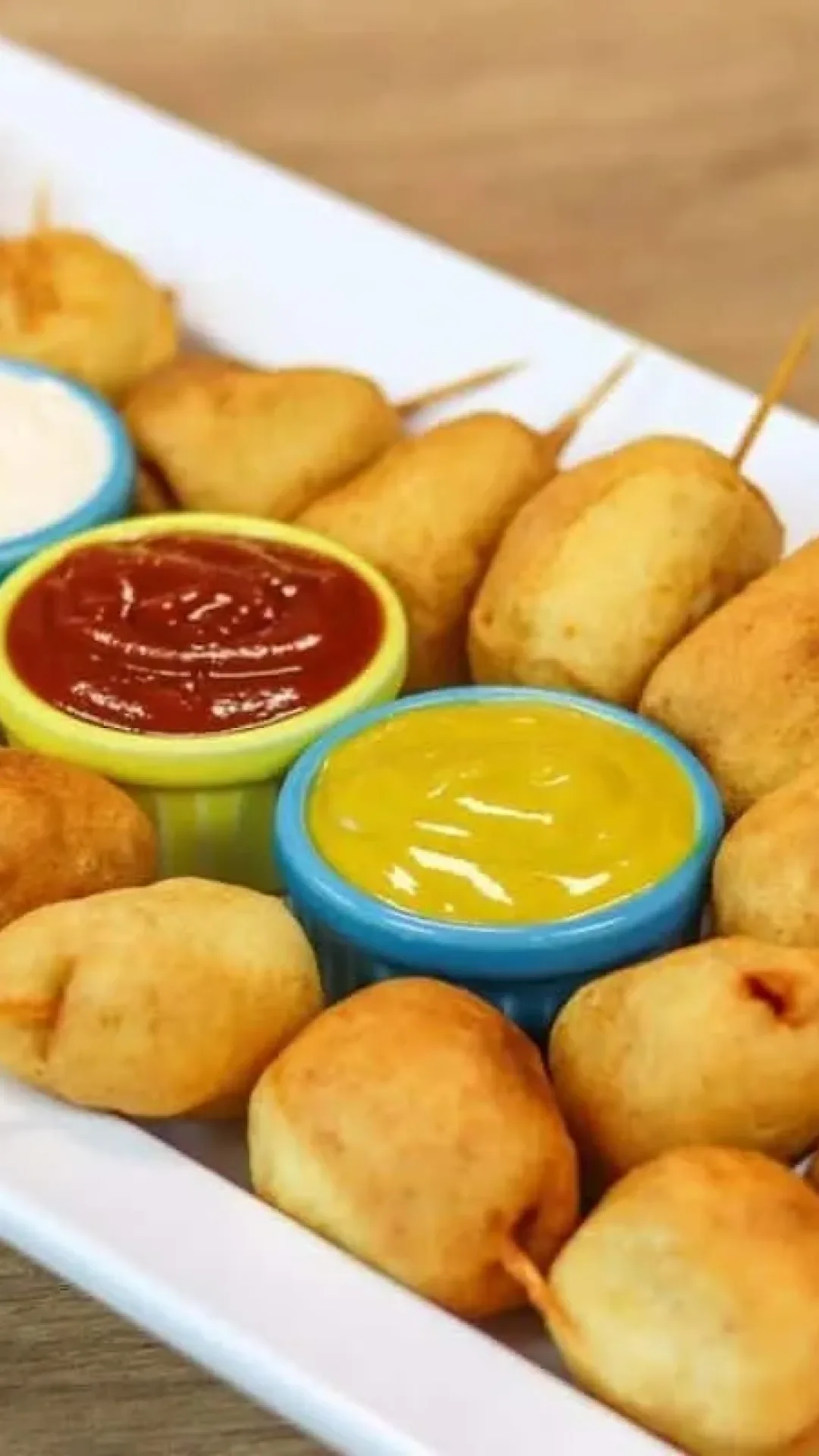 Salsicha empanada no palito com uma massa bem crocante por fora e macia por dentro